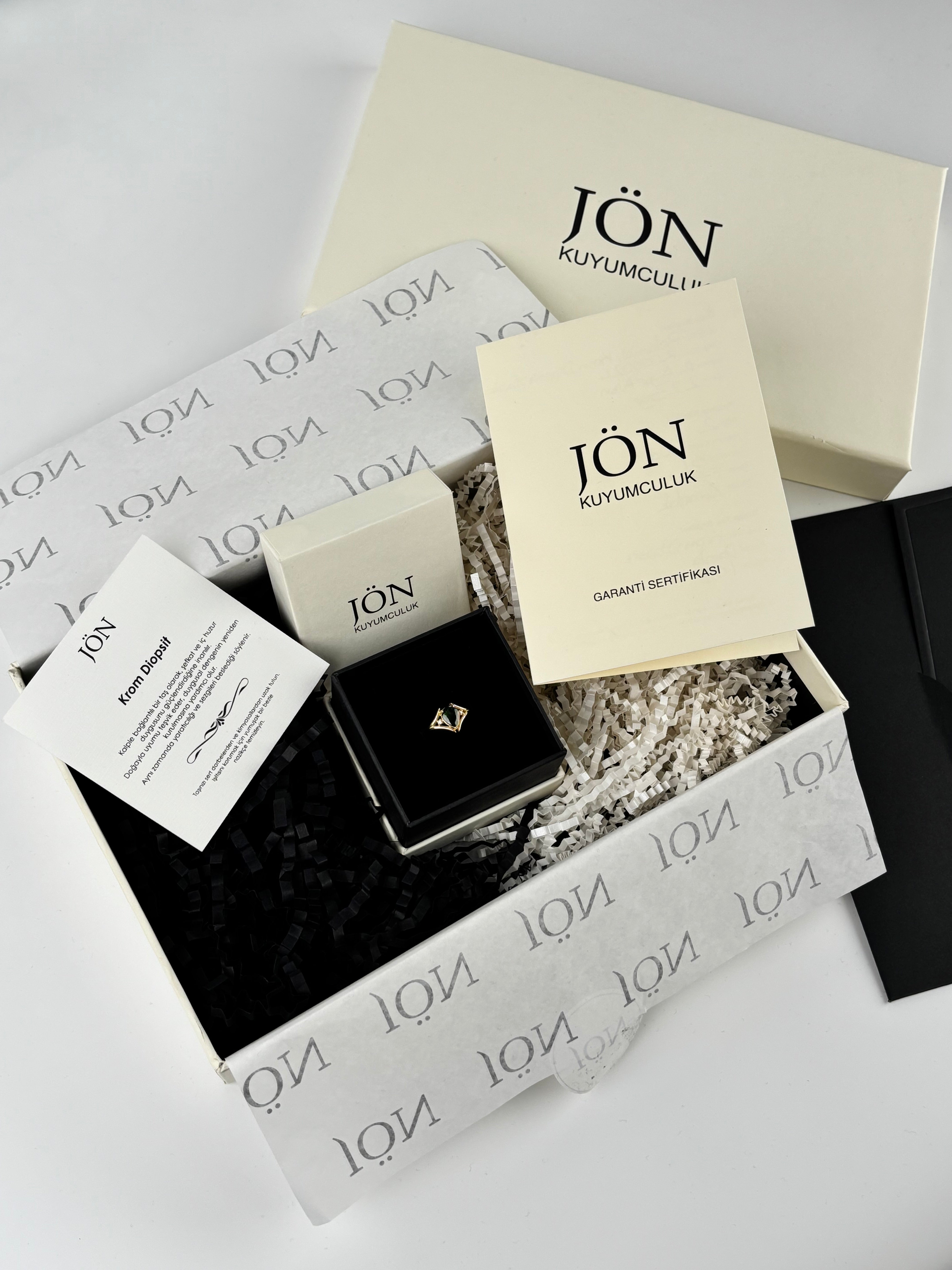 Elyra | Kare Kesim Krom Diopsit ve Pırlantalı Yüzük