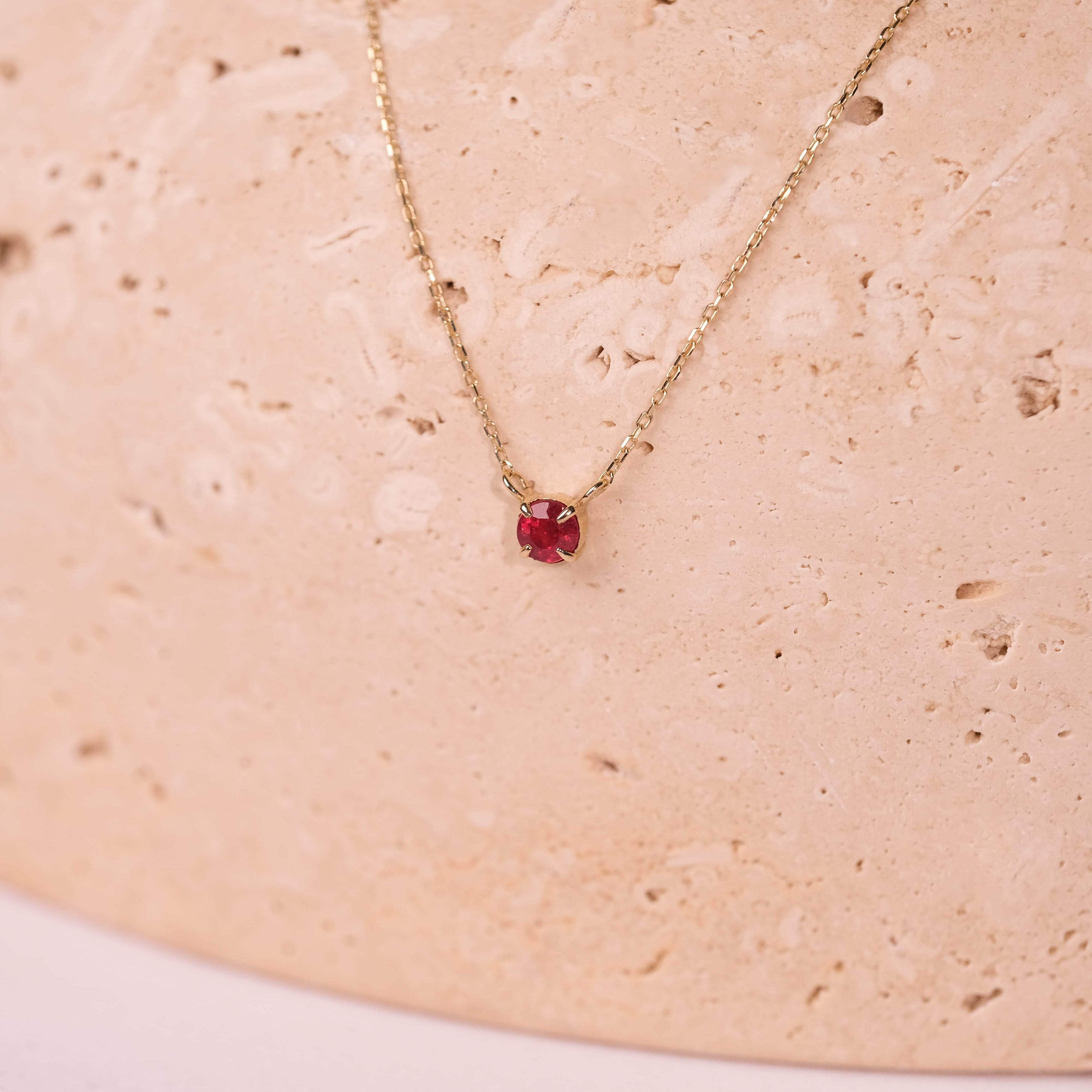 Yakut Taşlı 14 Ayar Altın Minimal Kolye