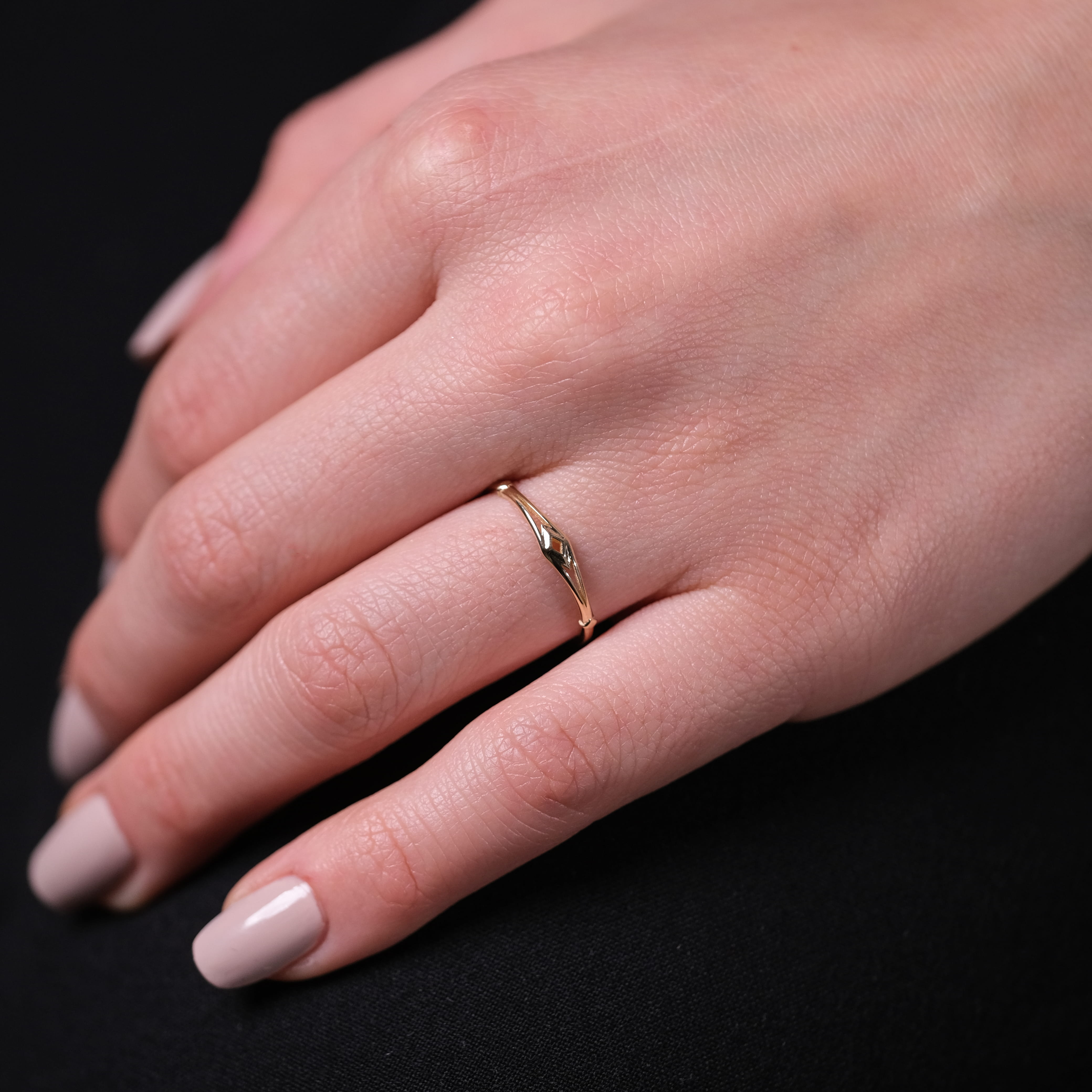 Keskin Hatlı Minimal Altın Yüzük