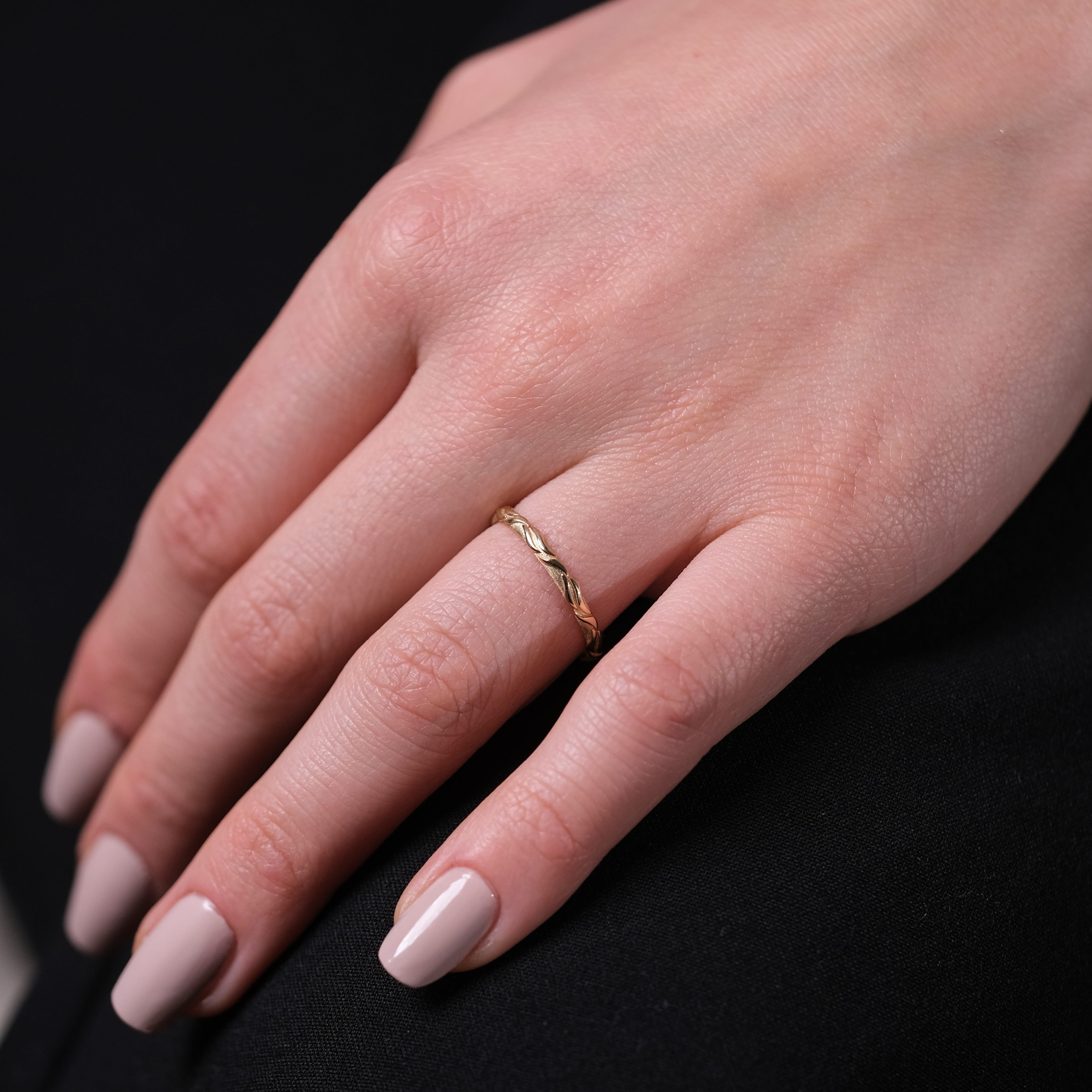 Akışkan Çizgili Minimal Altın Yüzük