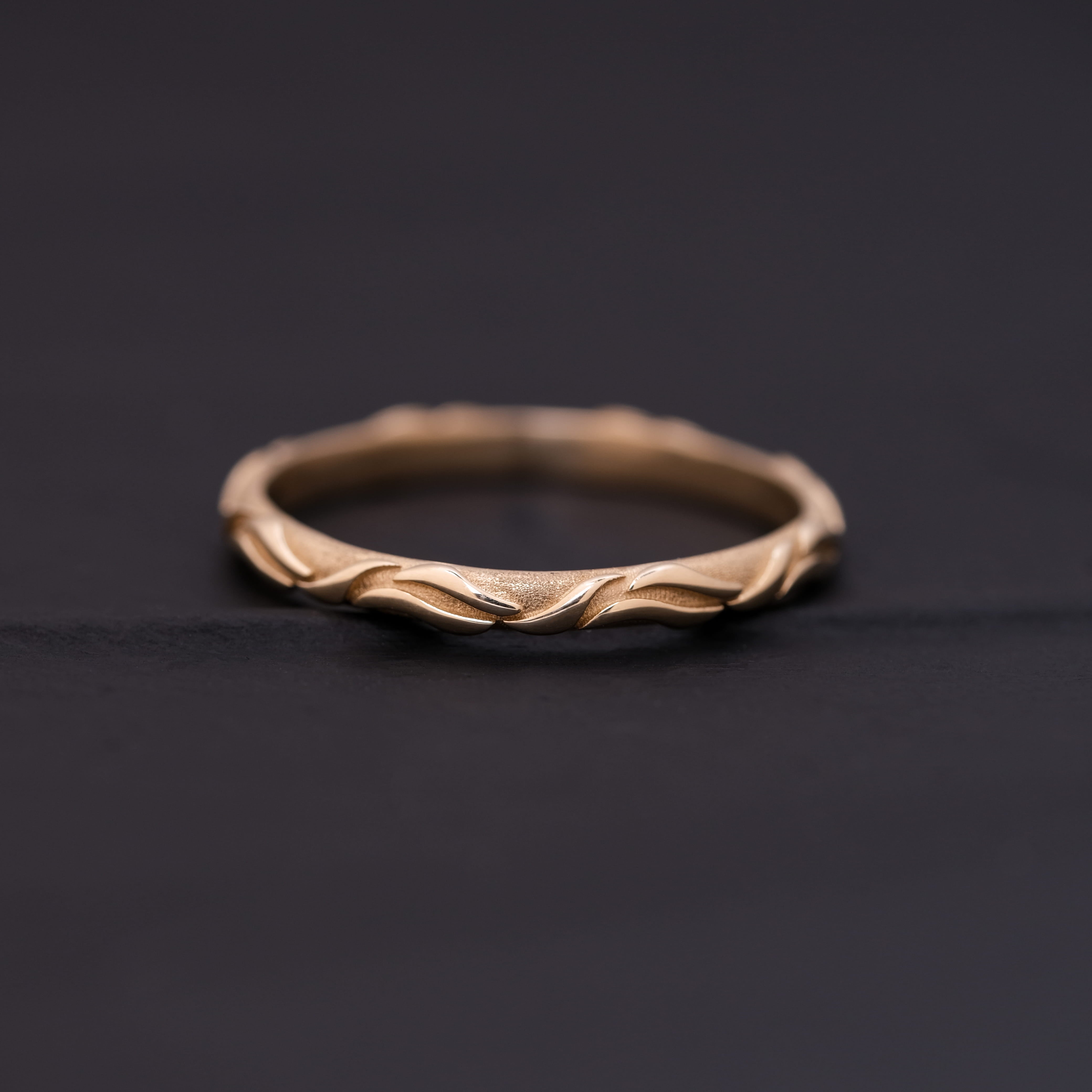 Akışkan Çizgili Minimal Altın Yüzük