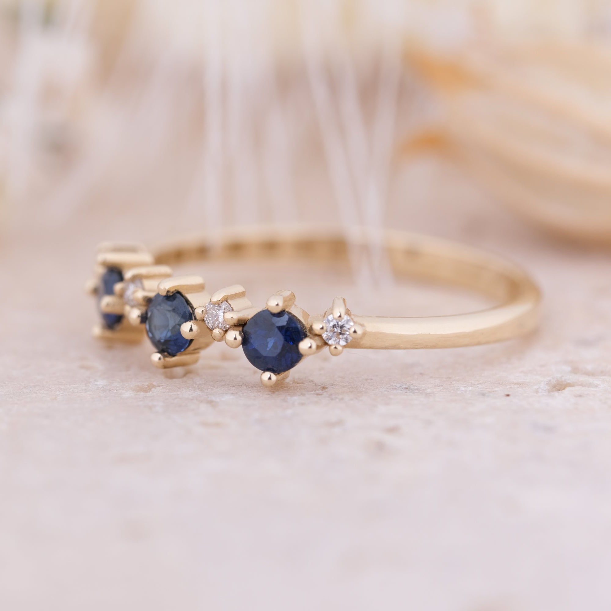 Minimal Safir ve Pırlanta Taşlı Yüzük