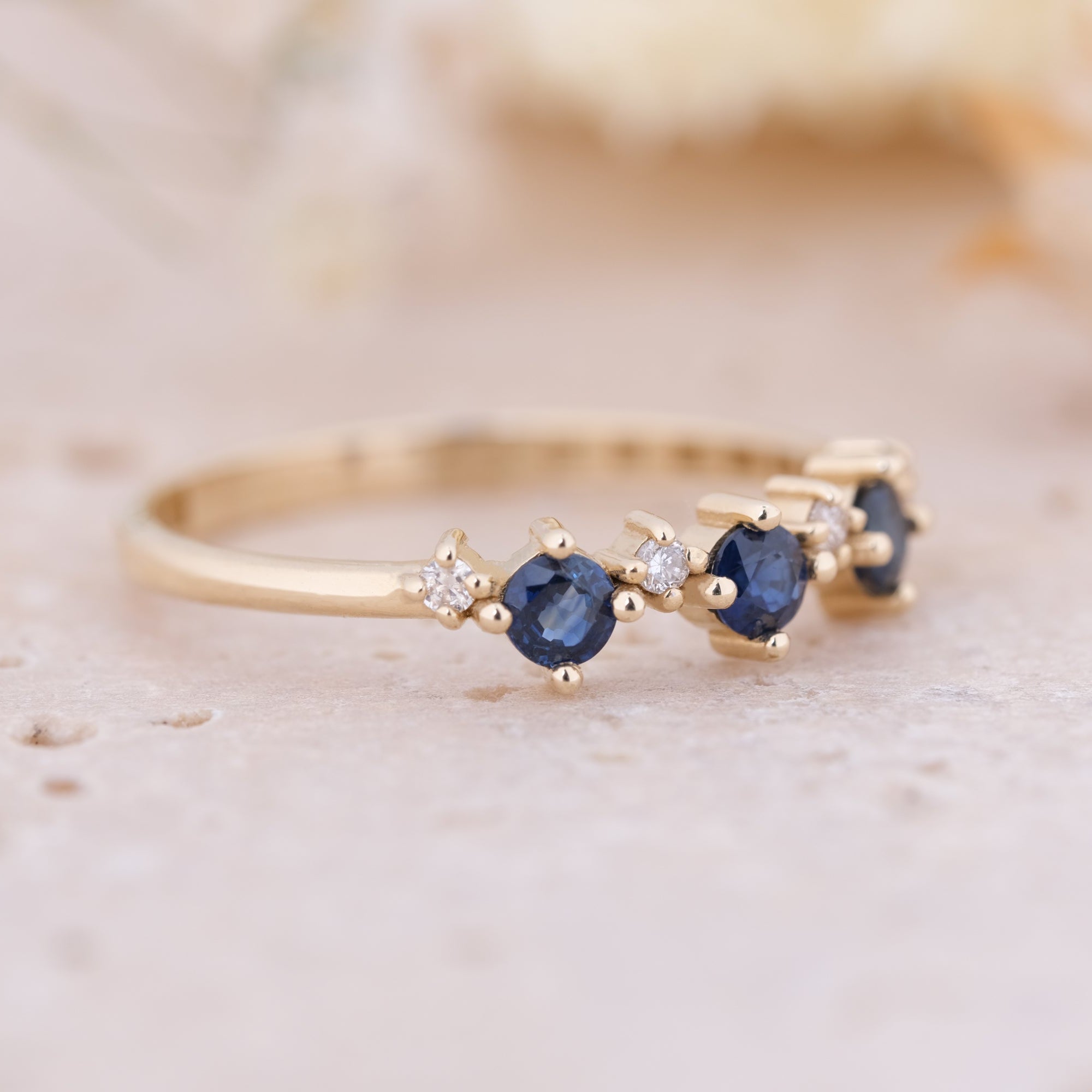 Minimal Safir ve Pırlanta Taşlı Yüzük