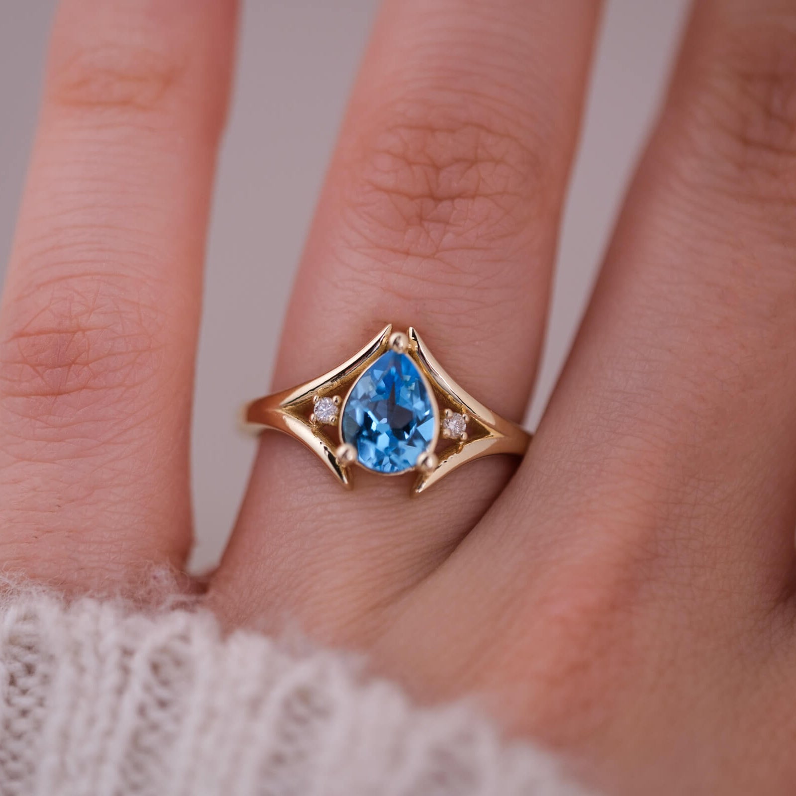 Lirien | Damla Kesim Swiss Blue Topaz ve Pırlantalı Yüzük