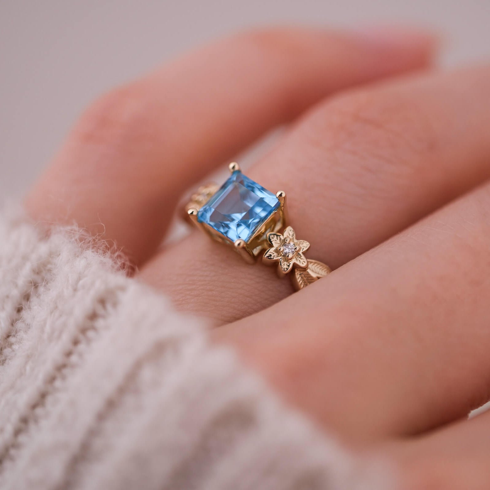 Elyra | Kare Kesim Swiss Blue Topaz ve Pırlantalı Yüzük