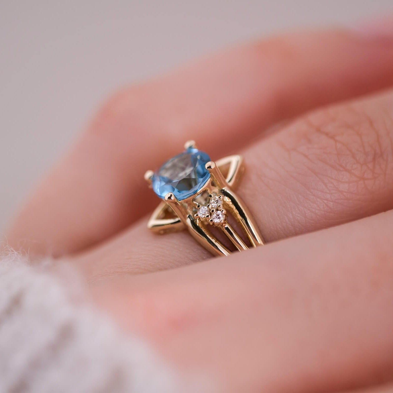Nenya | Yuvarlak Kesim Swiss Blue Topaz ve Pırlantalı Yüzük