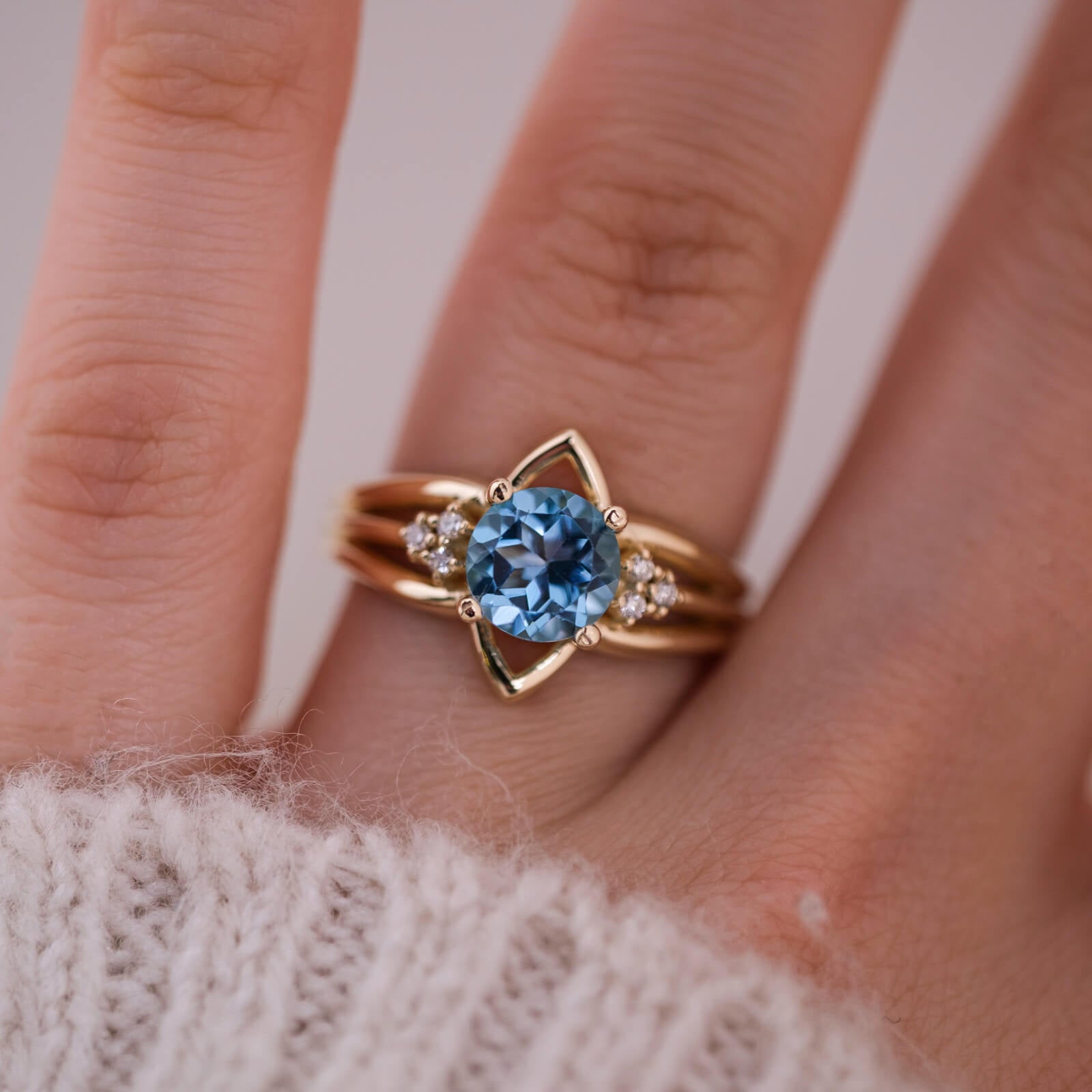 Nenya | Yuvarlak Kesim Swiss Blue Topaz ve Pırlantalı Yüzük