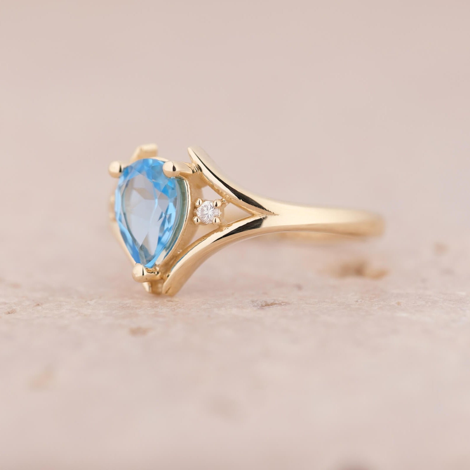 Lirien | Damla Kesim Swiss Blue Topaz ve Pırlantalı Yüzük