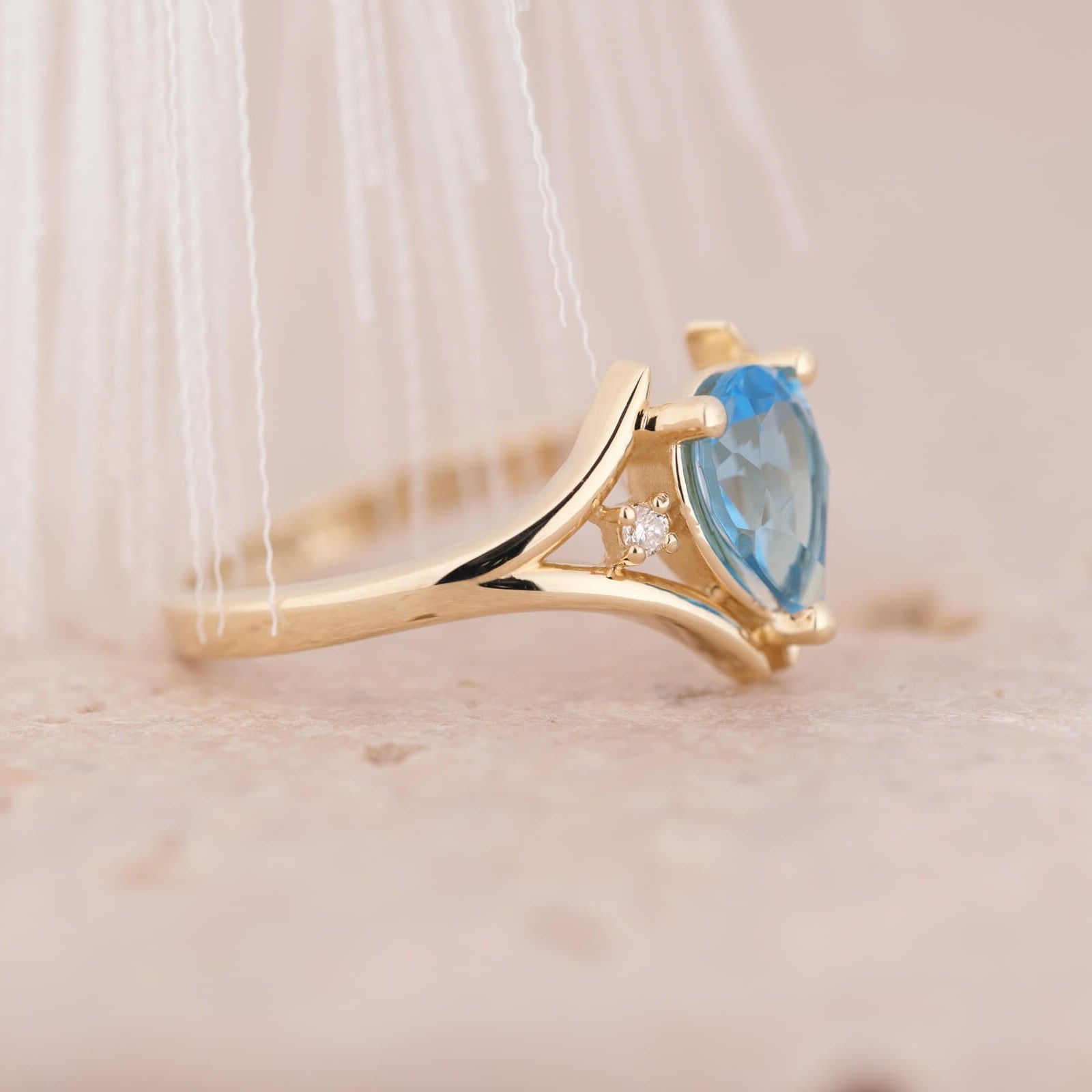 Lirien | Damla Kesim Swiss Blue Topaz ve Pırlantalı Yüzük