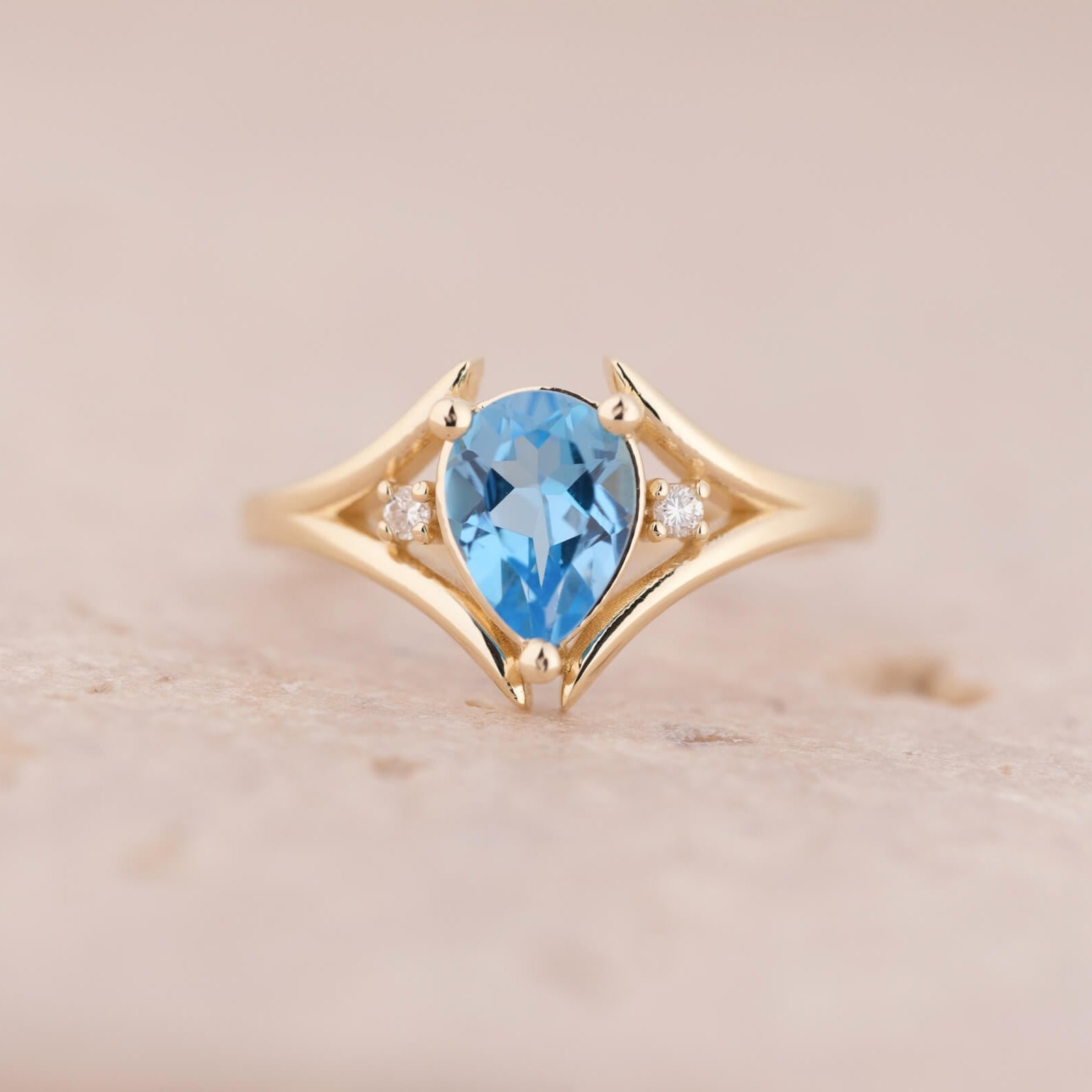 Lirien | Damla Kesim Swiss Blue Topaz ve Pırlantalı Yüzük