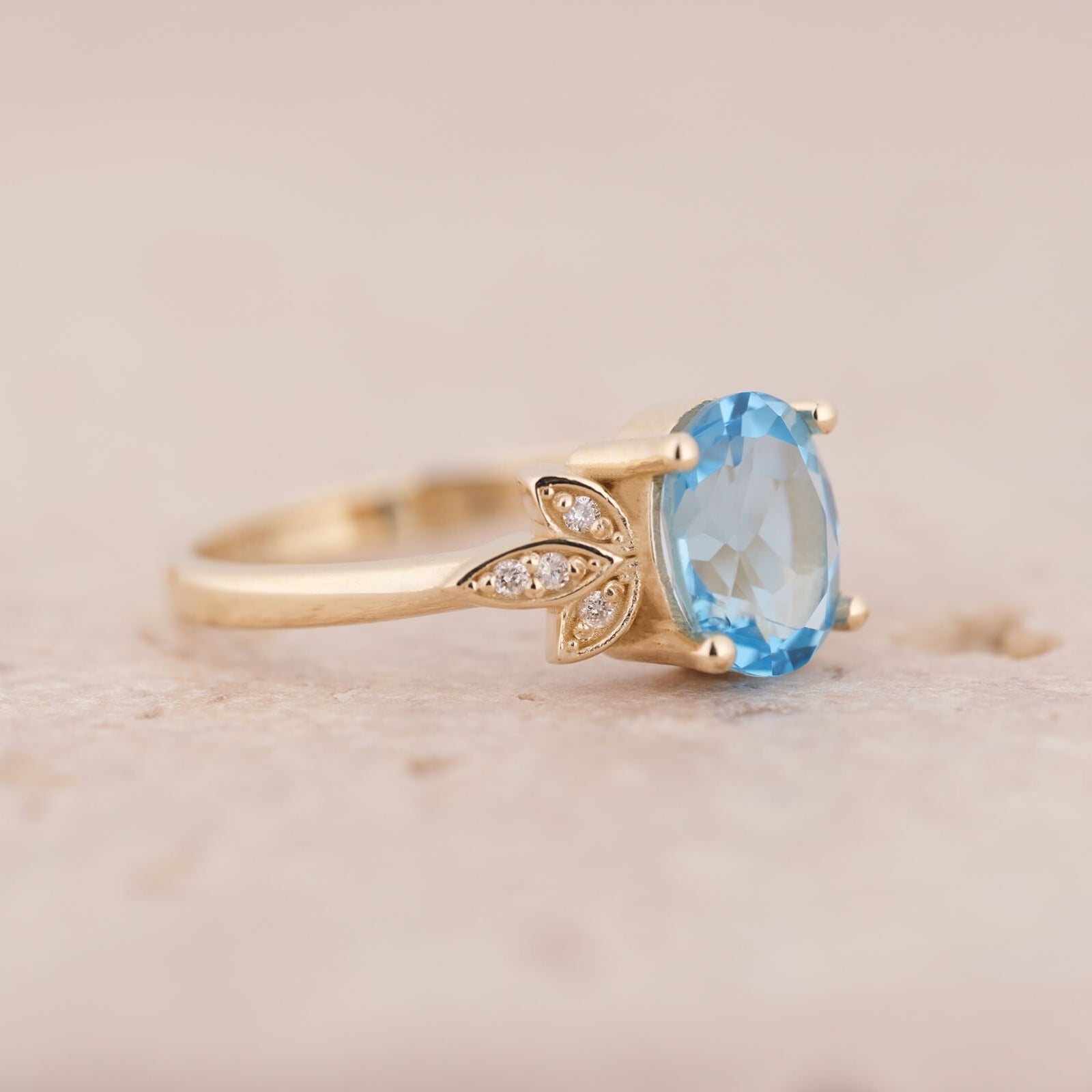 Vilya | Oval Swiss Blue Topaz ve Pırlantalı Yüzük