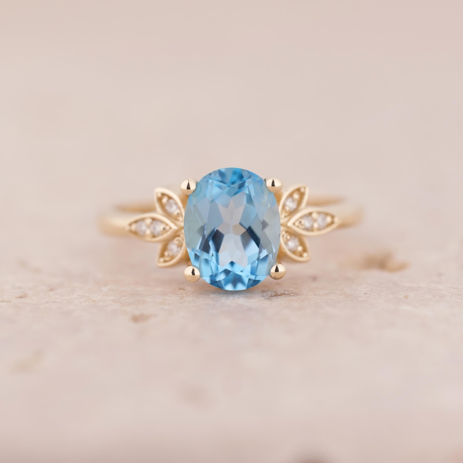 Vilya | Oval Swiss Blue Topaz ve Pırlantalı Yüzük