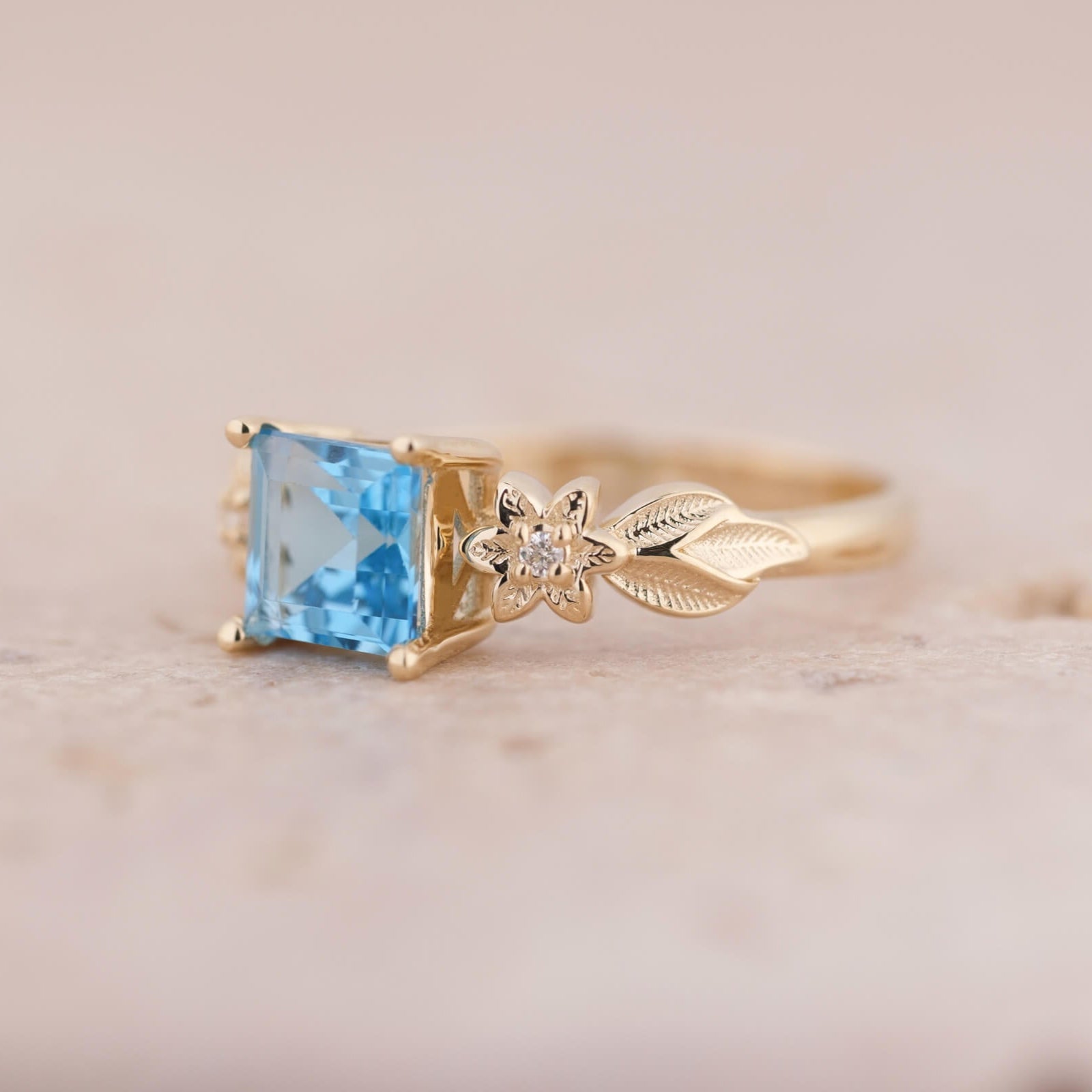 Elyra | Kare Kesim Swiss Blue Topaz ve Pırlantalı Yüzük