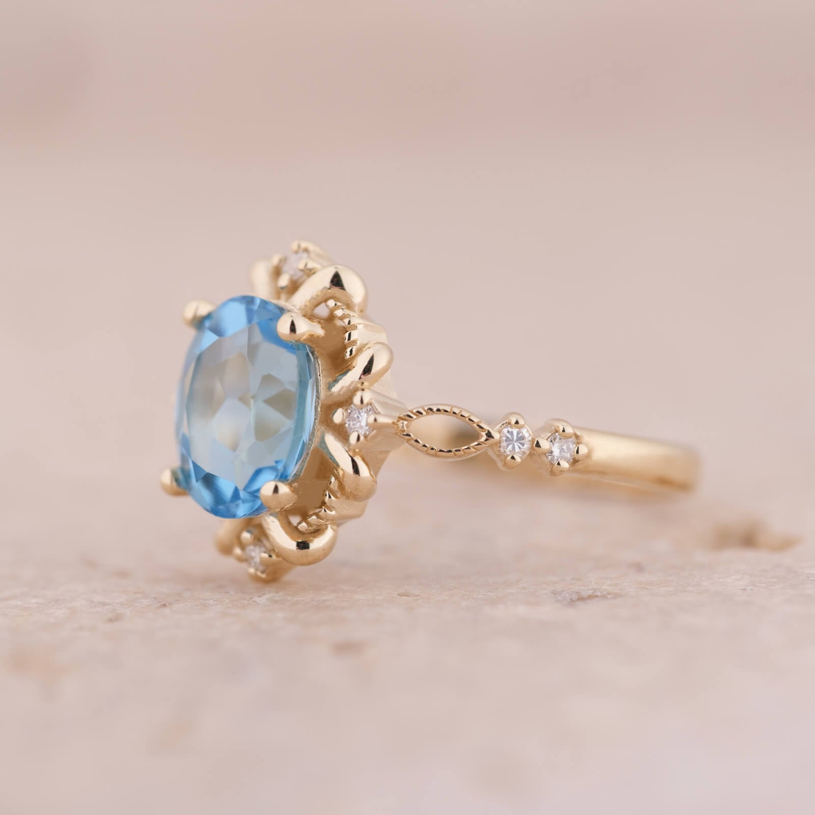 Calmirien | Oval Kesim Swiss Blue Topaz ve Pırlantalı Yüzük