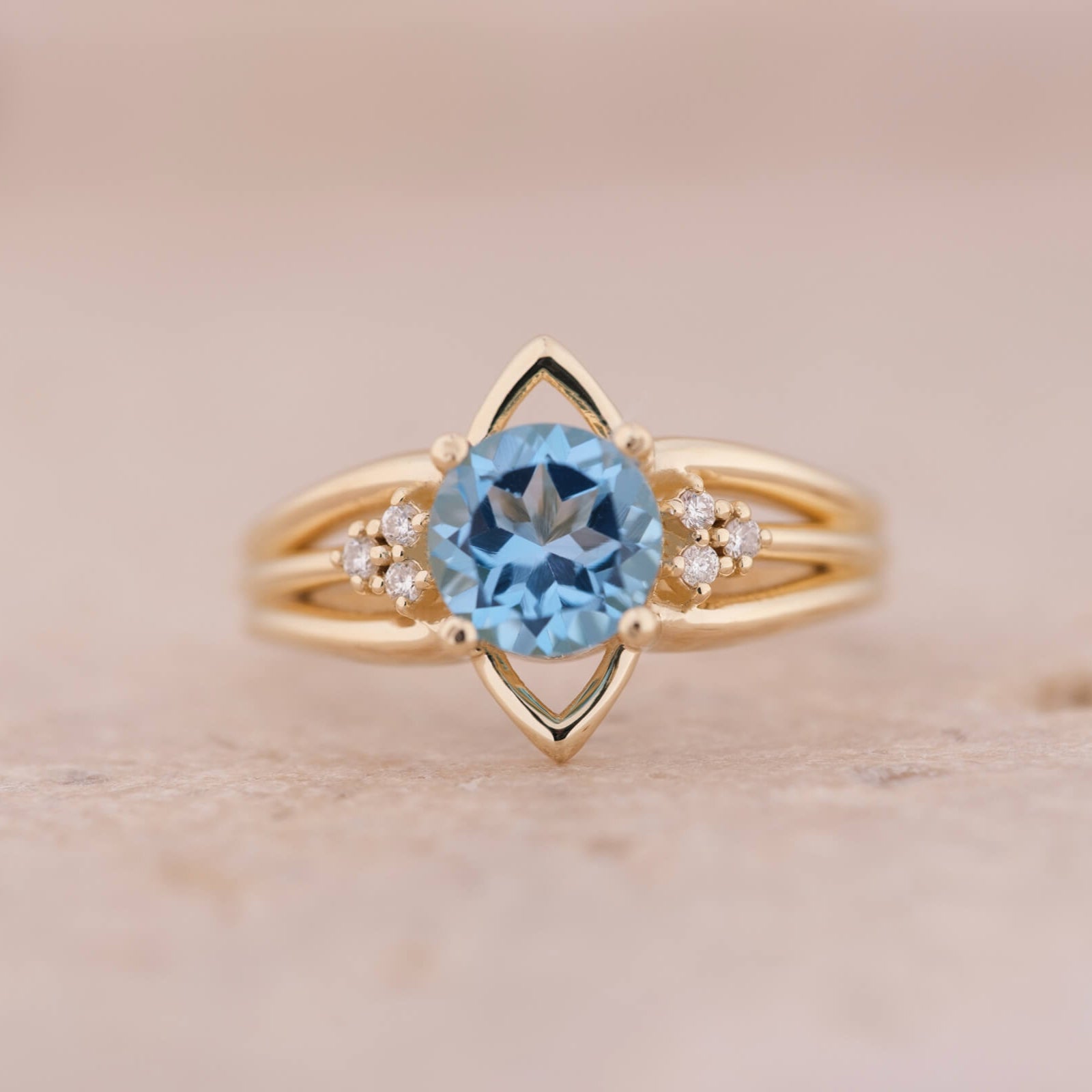 Nenya | Yuvarlak Kesim Swiss Blue Topaz ve Pırlantalı Yüzük