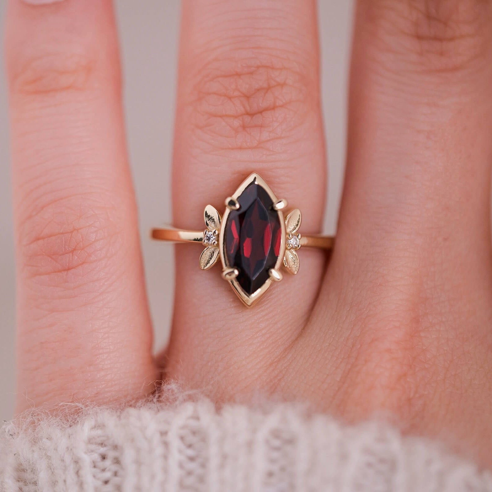 Serenya | Markiz Kesim Garnet ve Pırlantalı Yüzük