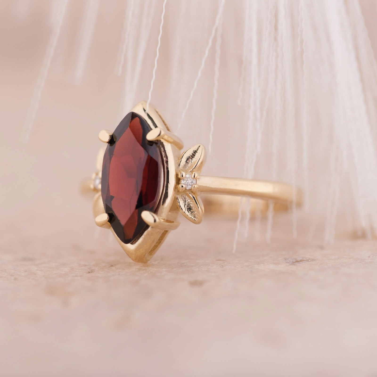 Serenya | Markiz Kesim Garnet ve Pırlantalı Yüzük