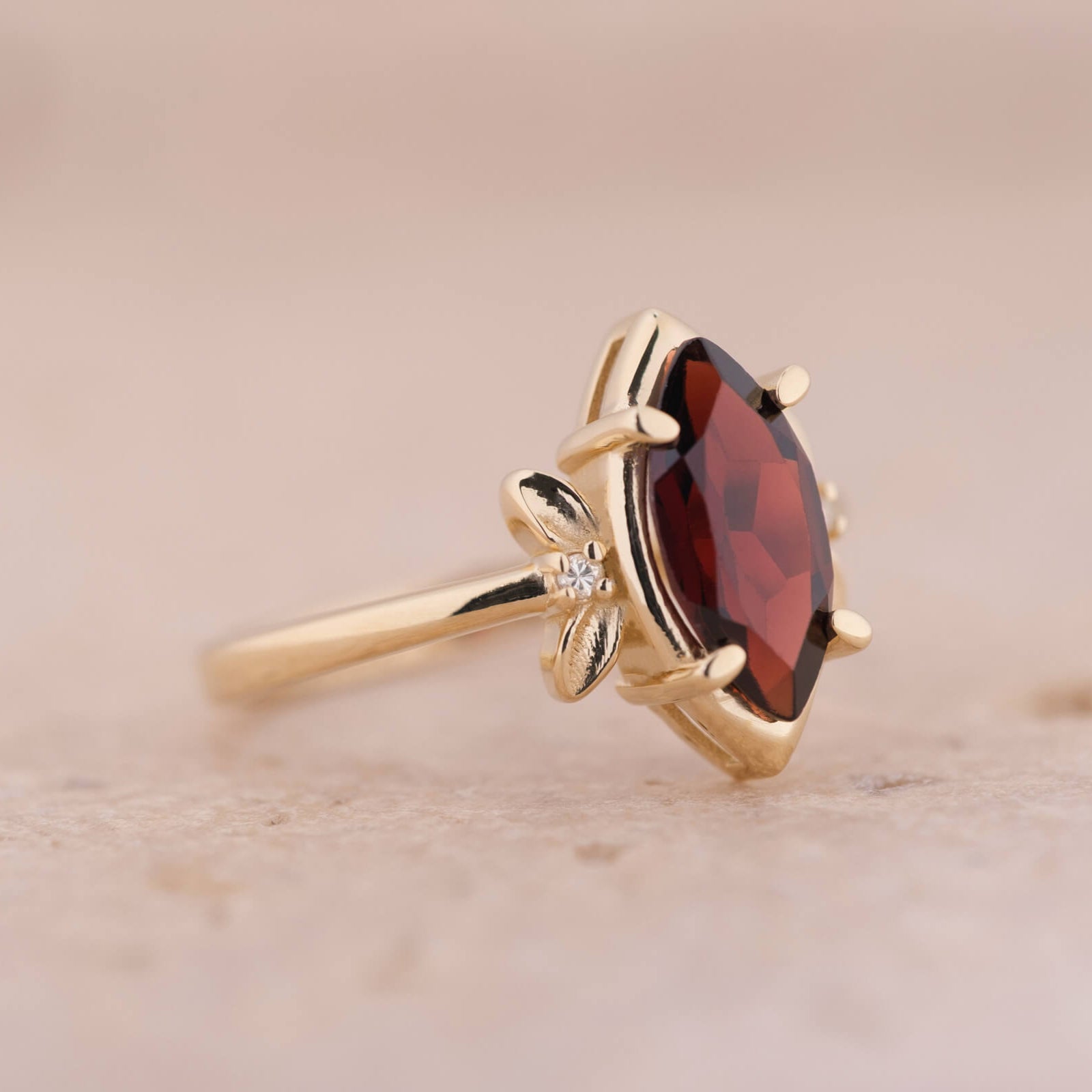 Serenya | Markiz Kesim Garnet ve Pırlantalı Yüzük