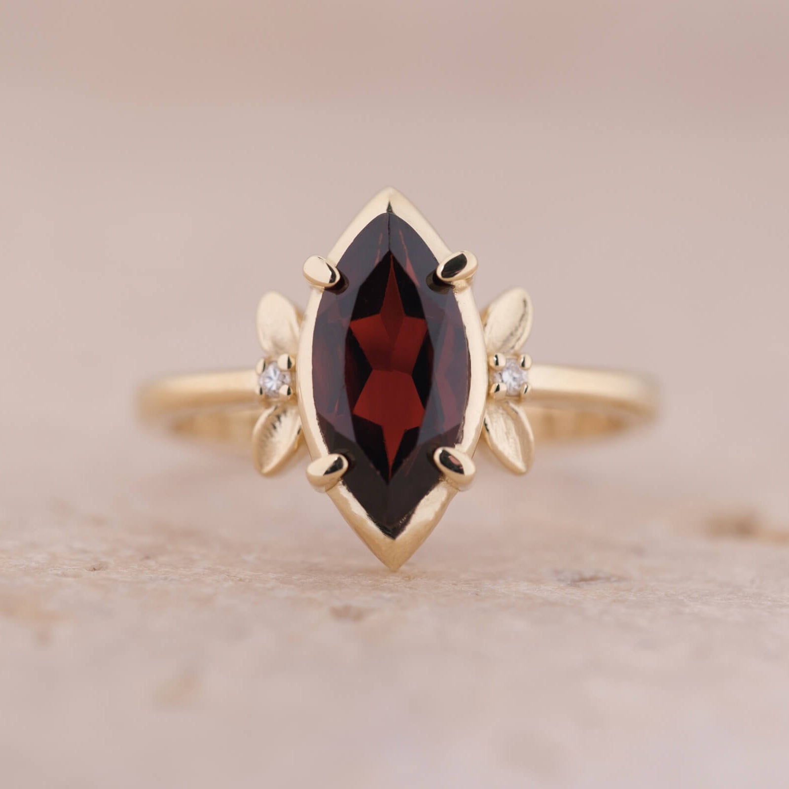 Serenya | Markiz Kesim Garnet ve Pırlantalı Yüzük