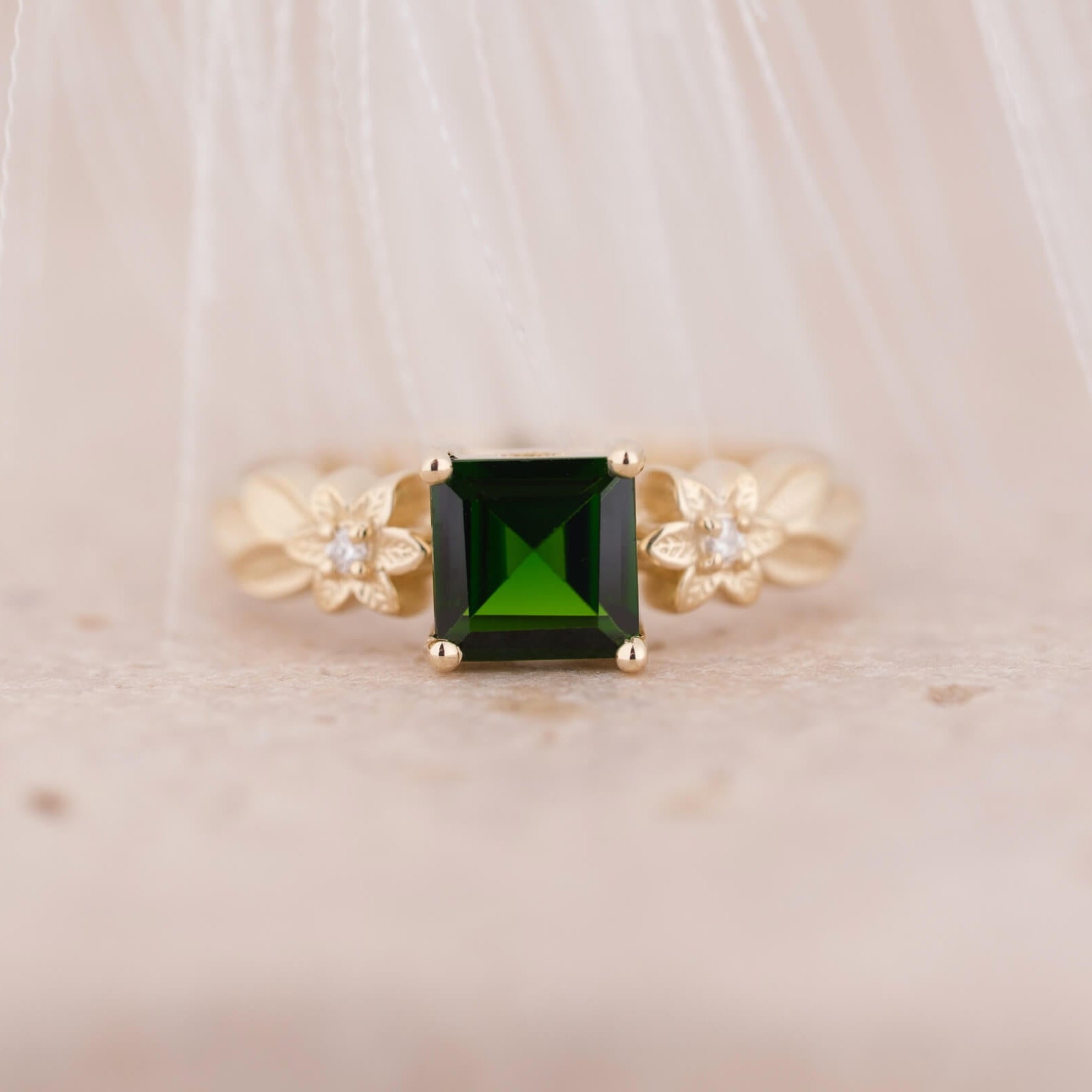 Elyra | Kare Kesim Krom Diopsit ve Pırlantalı Yüzük