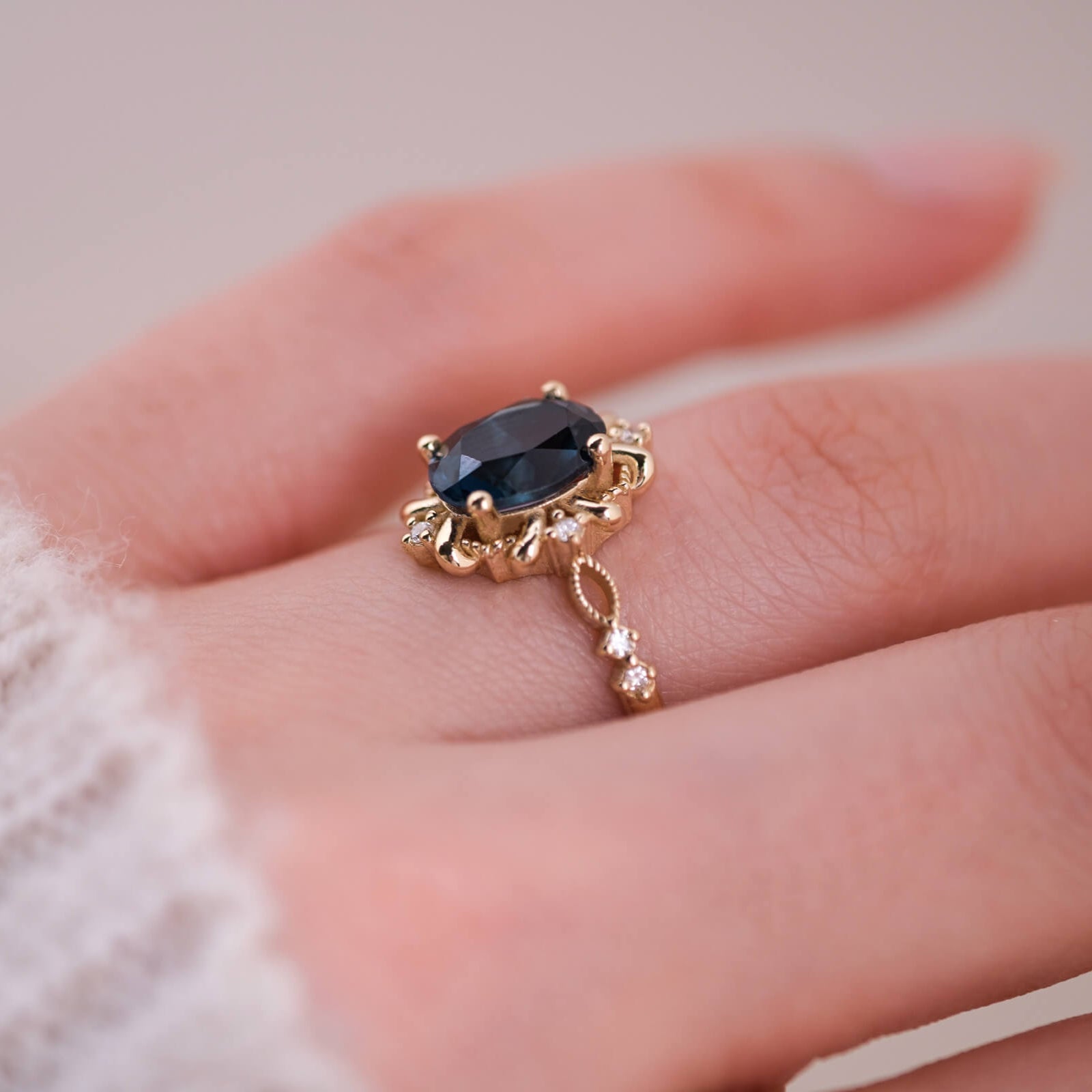 Calmirien | Oval Kesim London Blue Topaz ve Pırlantalı Yüzük