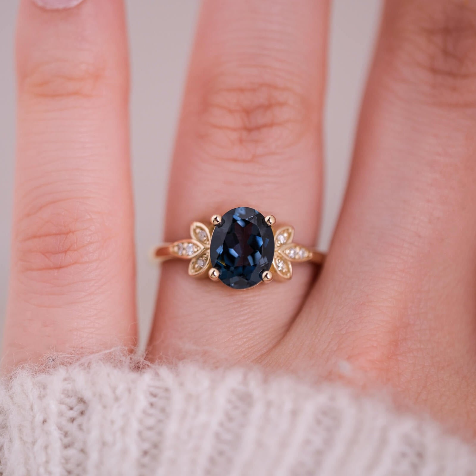 Vilya | Oval London Blue Topaz ve Pırlantalı Yüzük