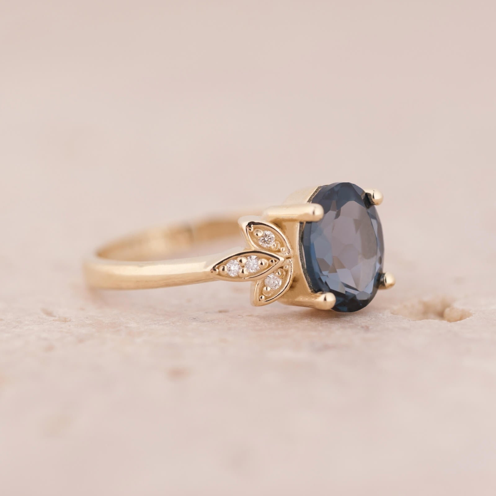 Vilya | Oval London Blue Topaz ve Pırlantalı Yüzük