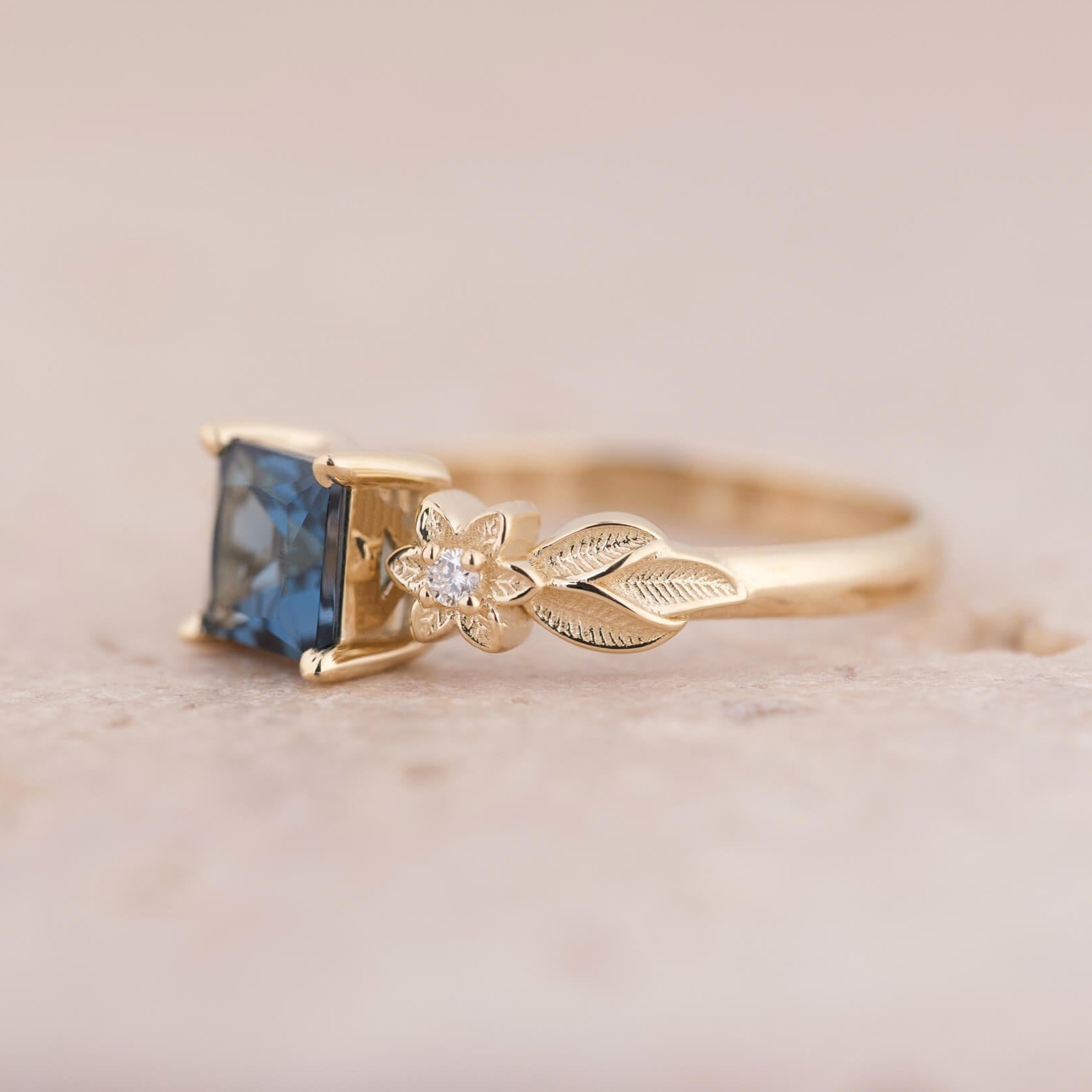 Elyra | Kare Kesim London Blue Topaz ve Pırlantalı Yüzük