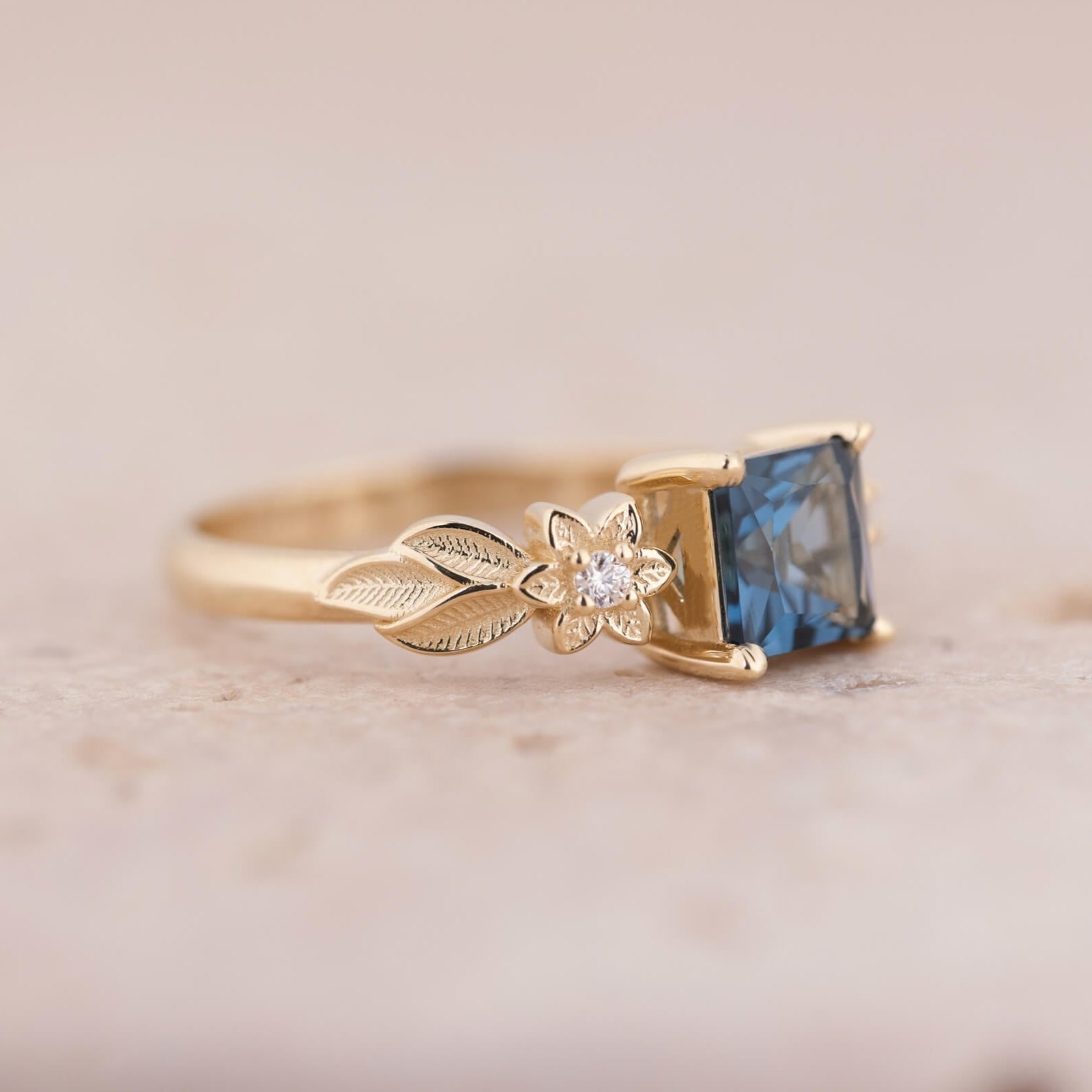Elyra | Kare Kesim London Blue Topaz ve Pırlantalı Yüzük