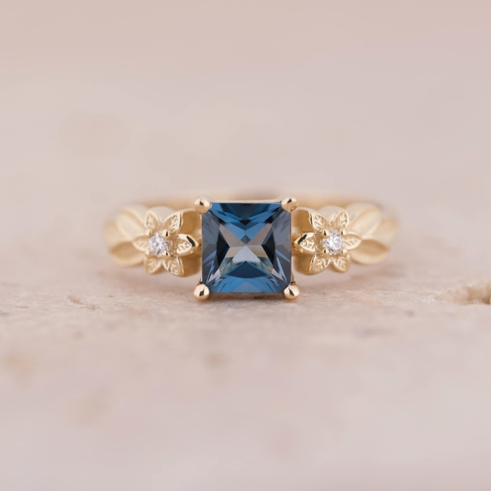 Elyra | Kare Kesim London Blue Topaz ve Pırlantalı Yüzük