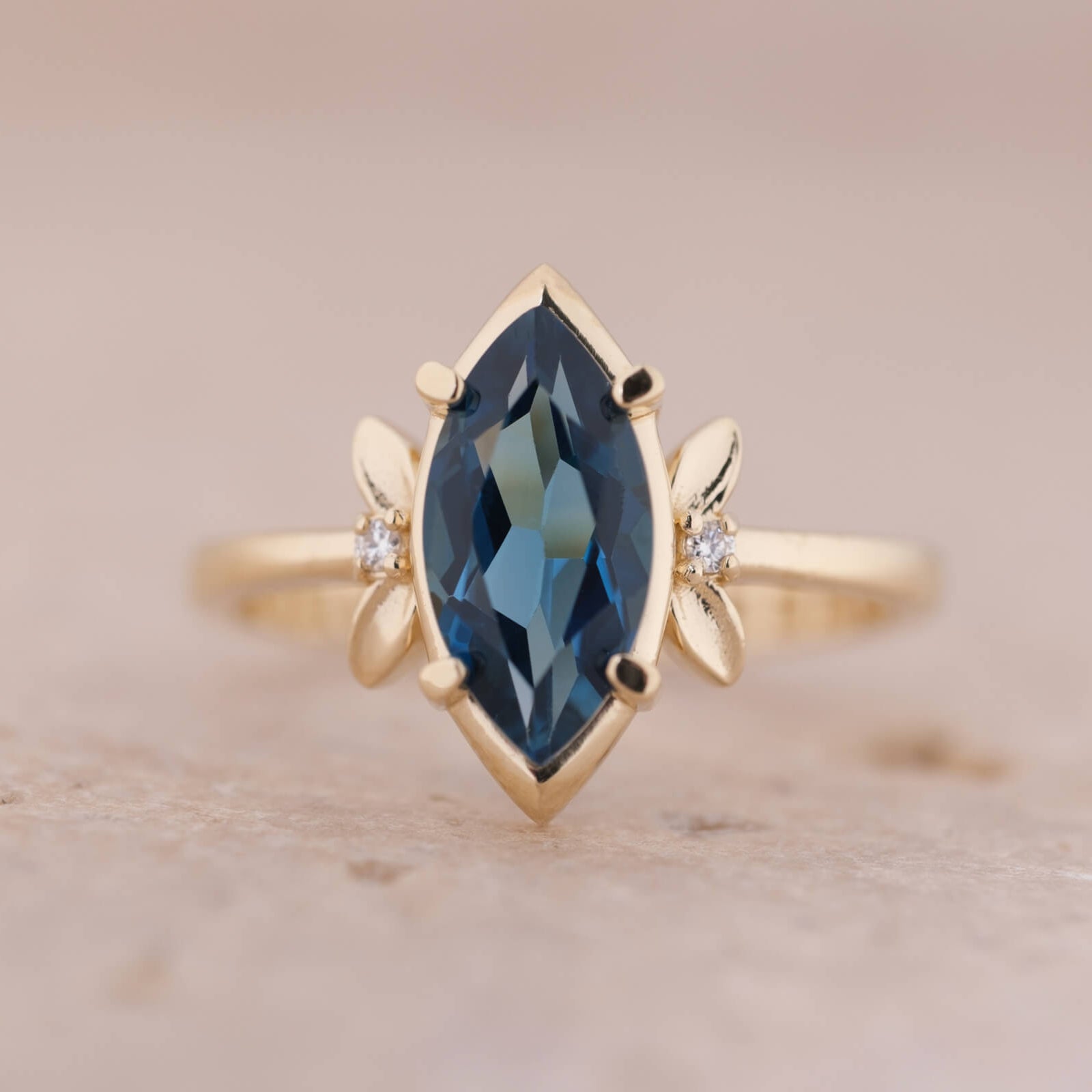 Serenya | Markiz Kesim London Blue Topaz ve Pırlantalı Yüzük