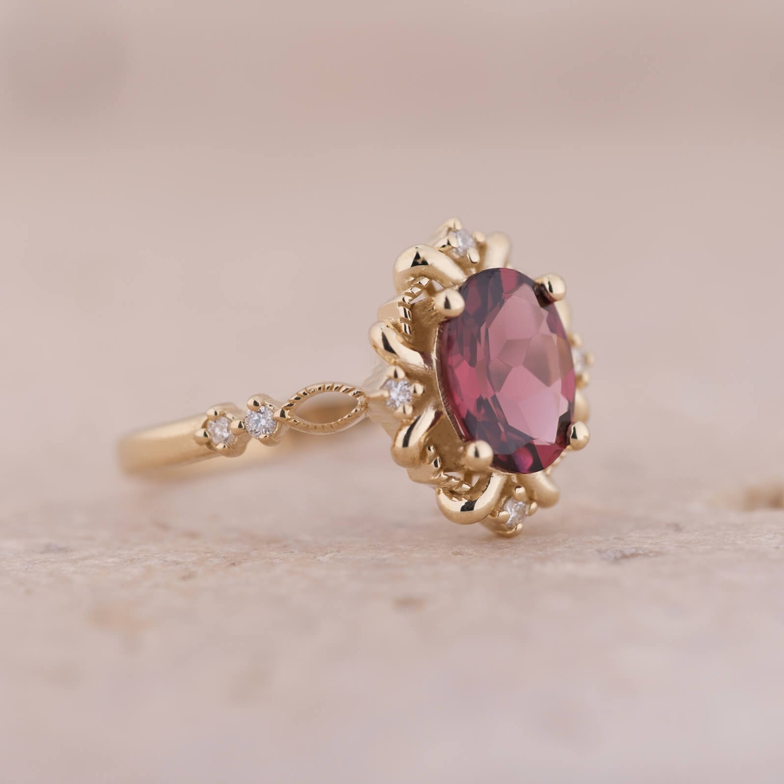 Calmirien | Oval Kesim Rhodolite ve Pırlantalı Yüzük