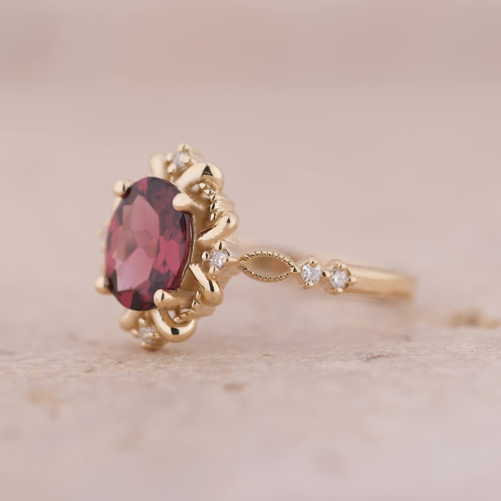 Calmirien | Oval Kesim Rhodolite ve Pırlantalı Yüzük