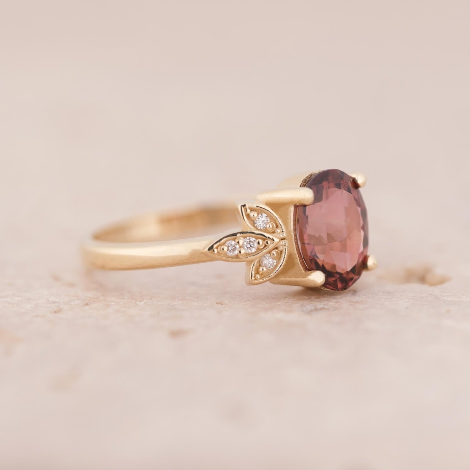 Vilya | Oval Turmalin ve Pırlantalı Yüzük