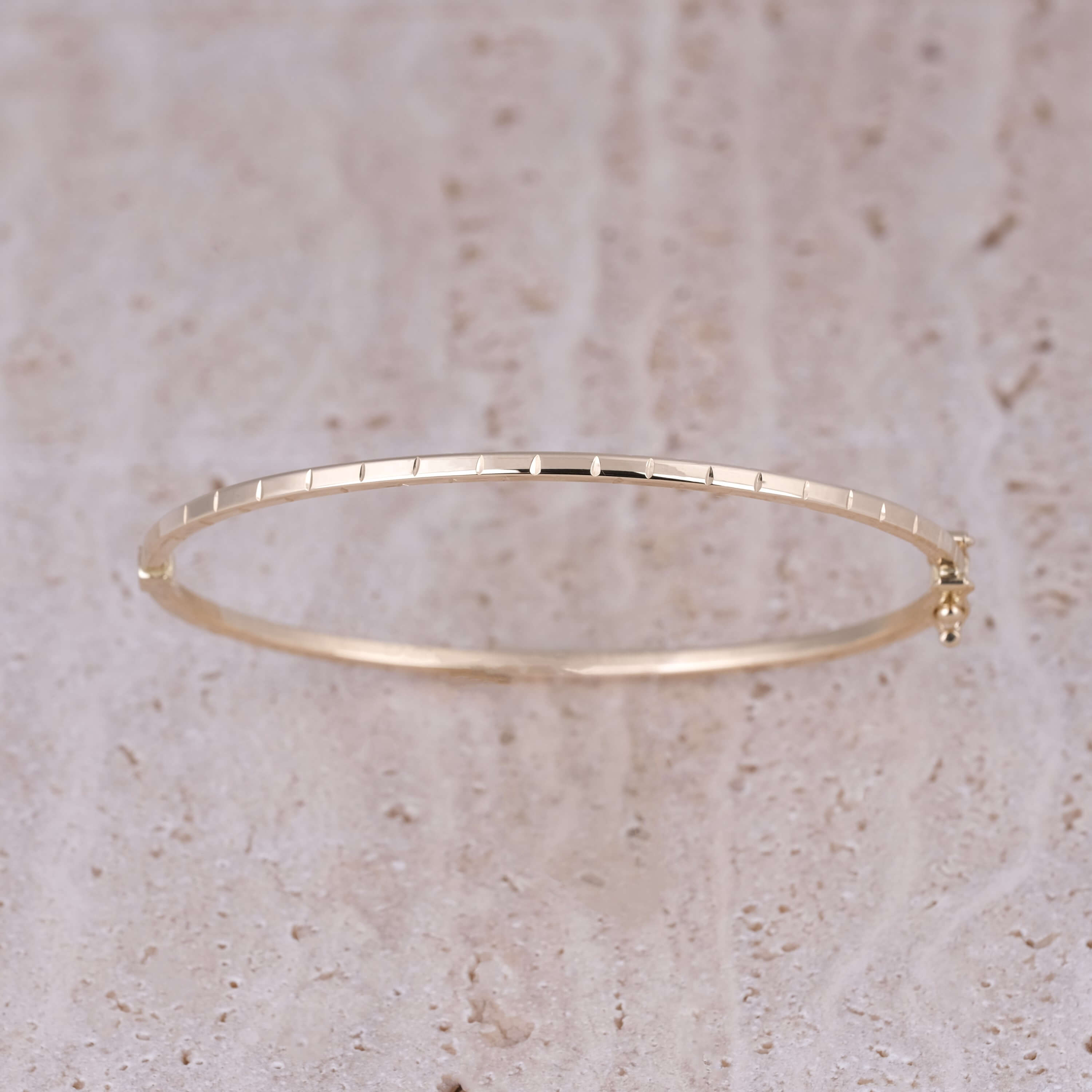 Çizgili Form 14 Ayar Altın Kelepçe