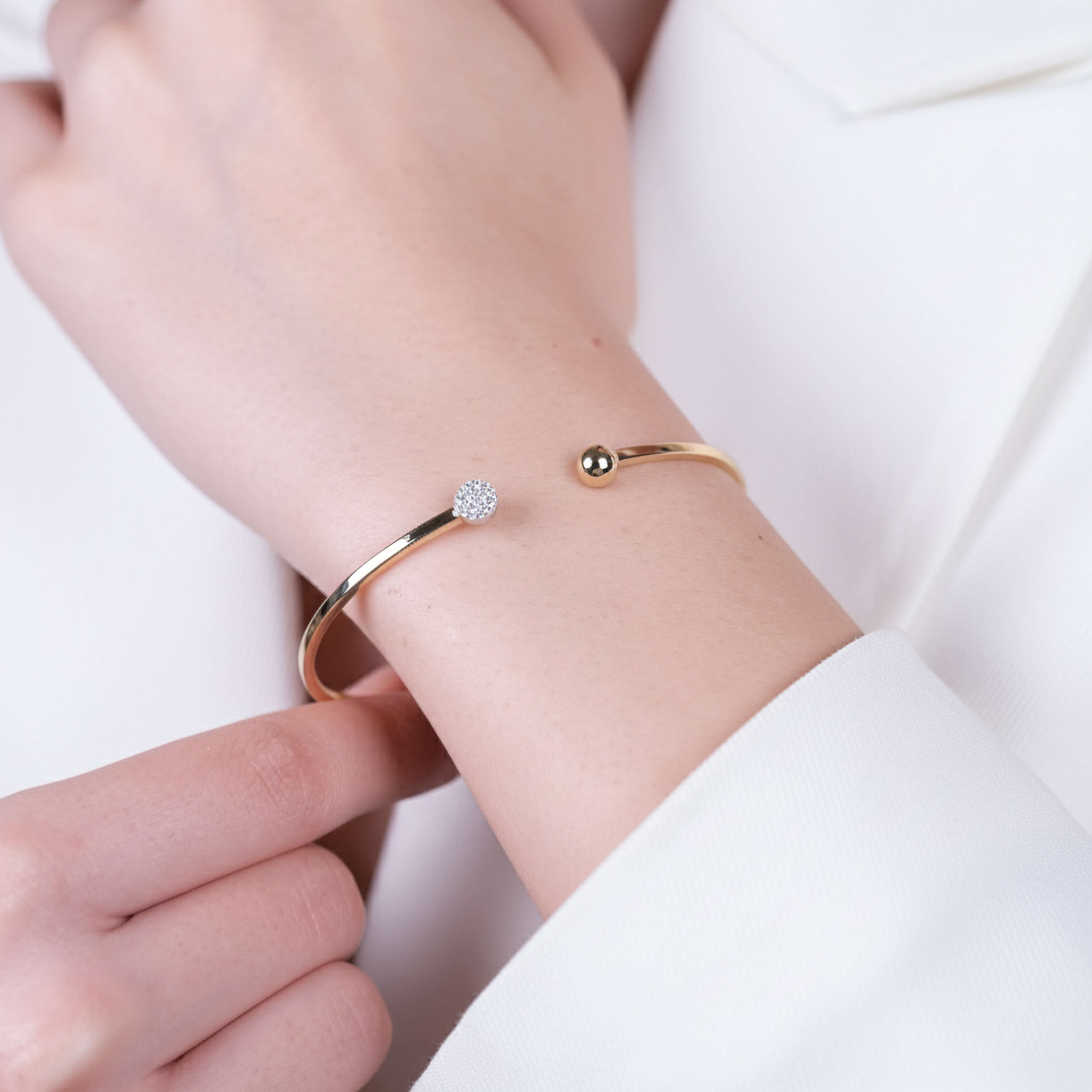 Yuvarlak Uç Detaylı 14 Ayar Altın Kelepçe