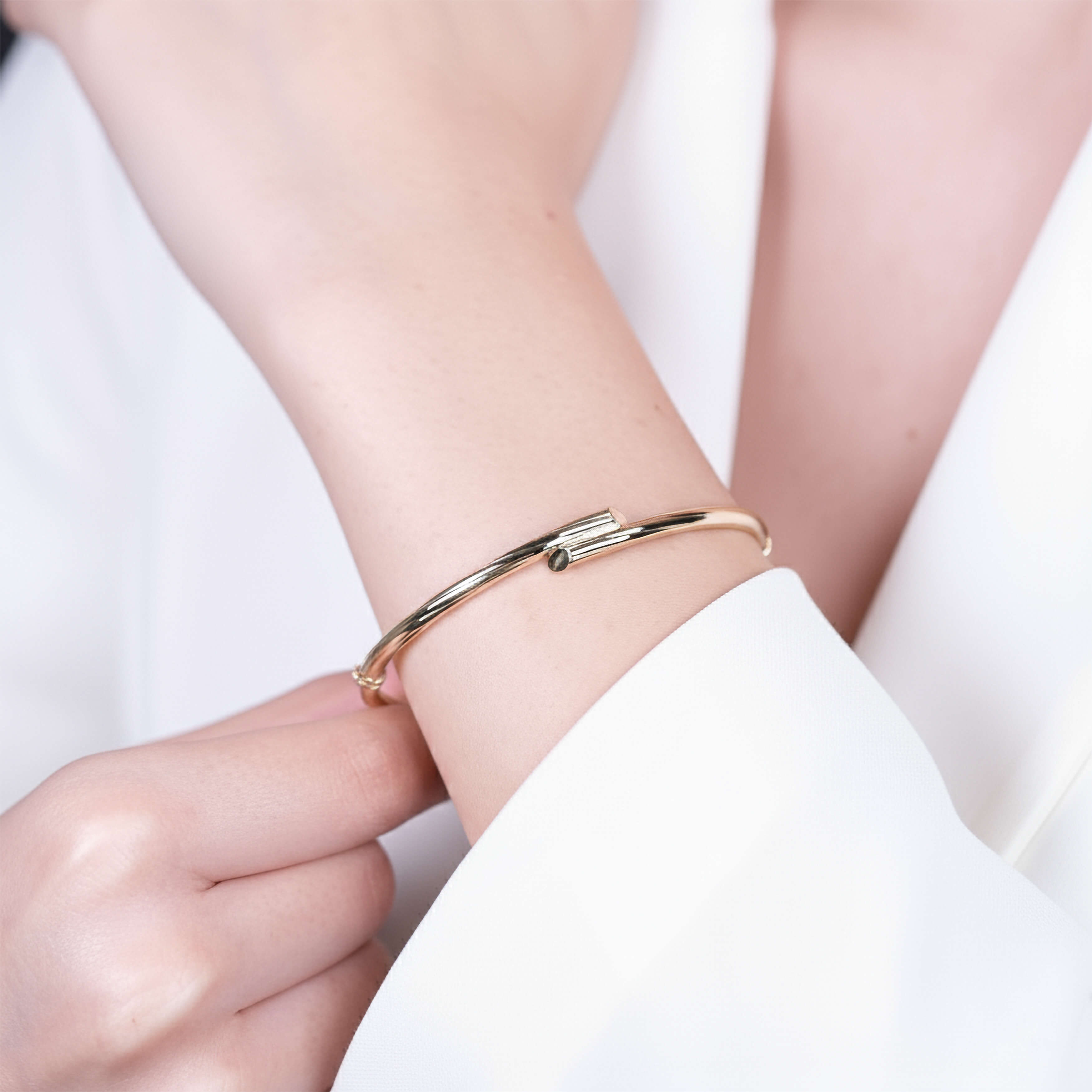 Parlak Oluklu Model 14 Ayar Altın Kelepçe