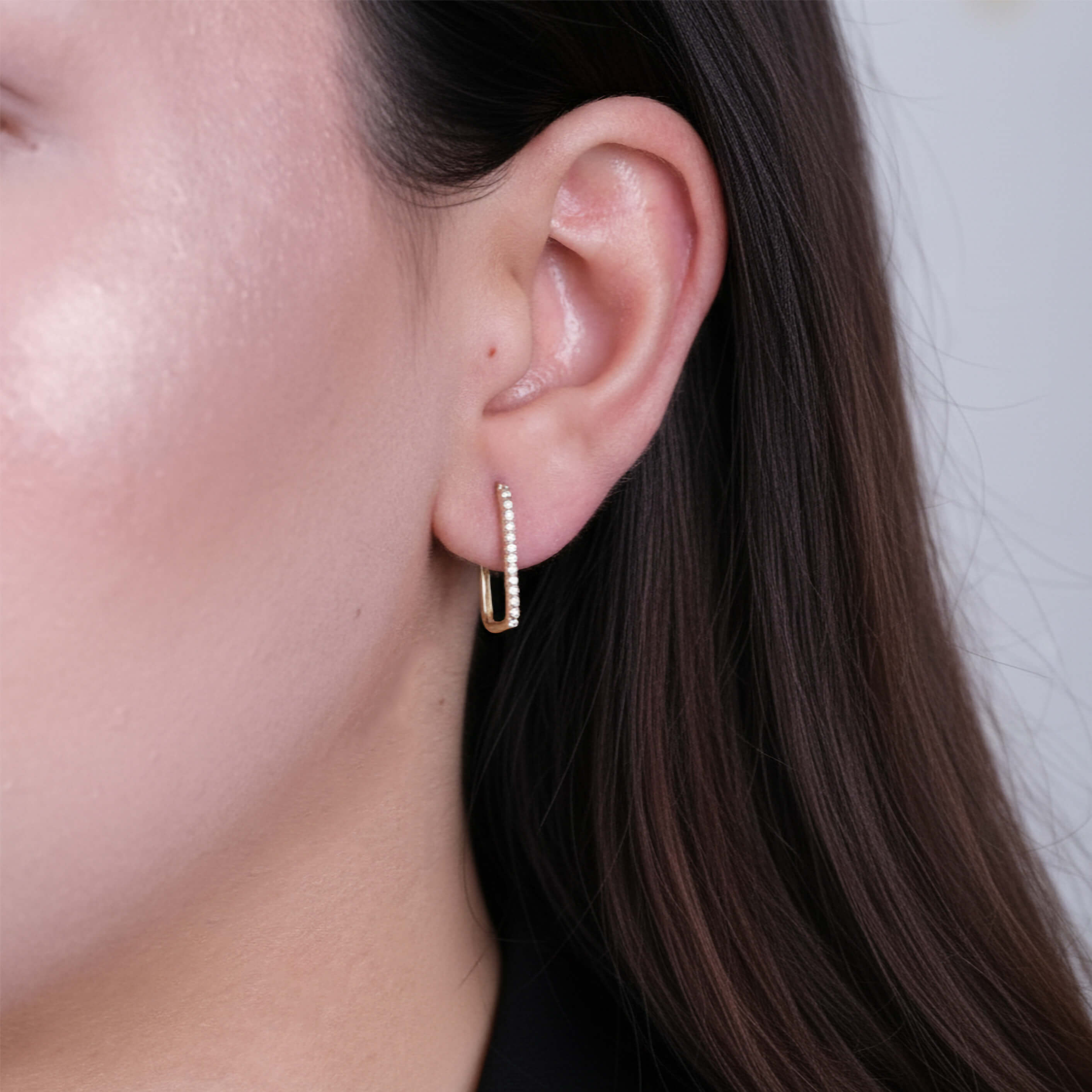 Taş Detaylı Dik Form 14 Ayar Altın Küpe