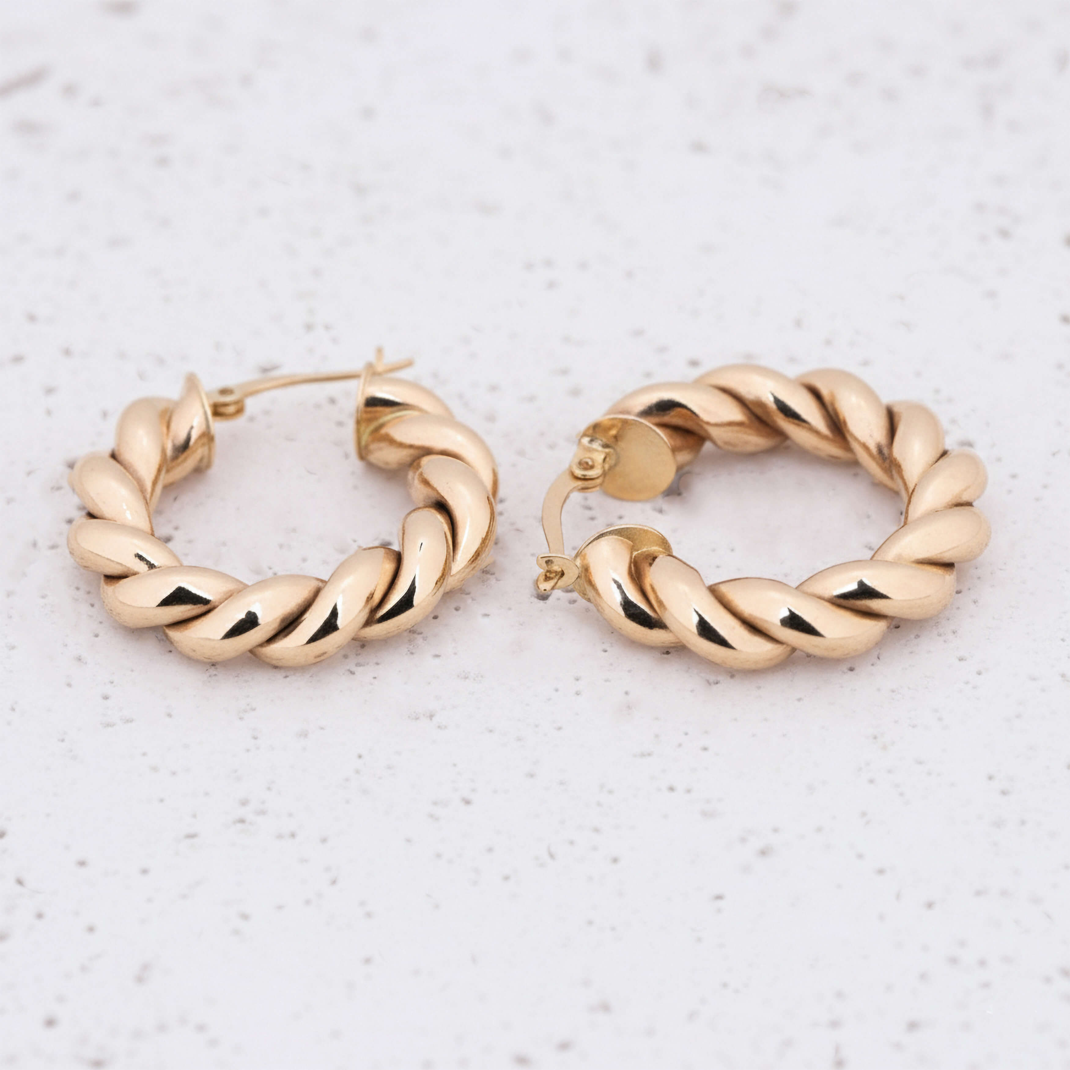 Burgu Form 14 Ayar Altın Küpe