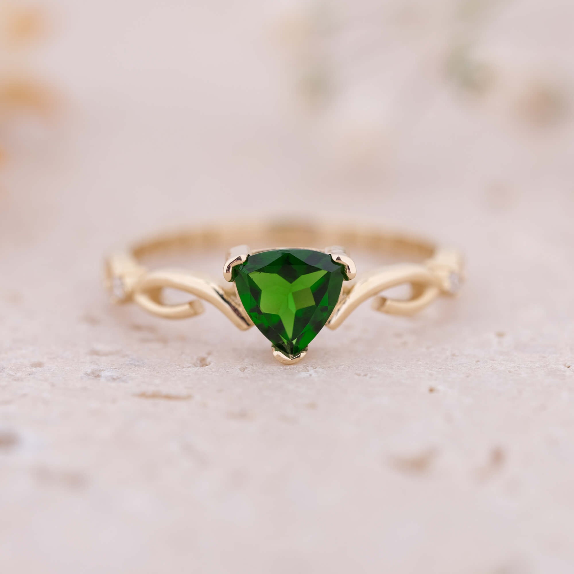 Üçgen Kesim Krom Diopsit ve Pırlantalı Altın Yüzük