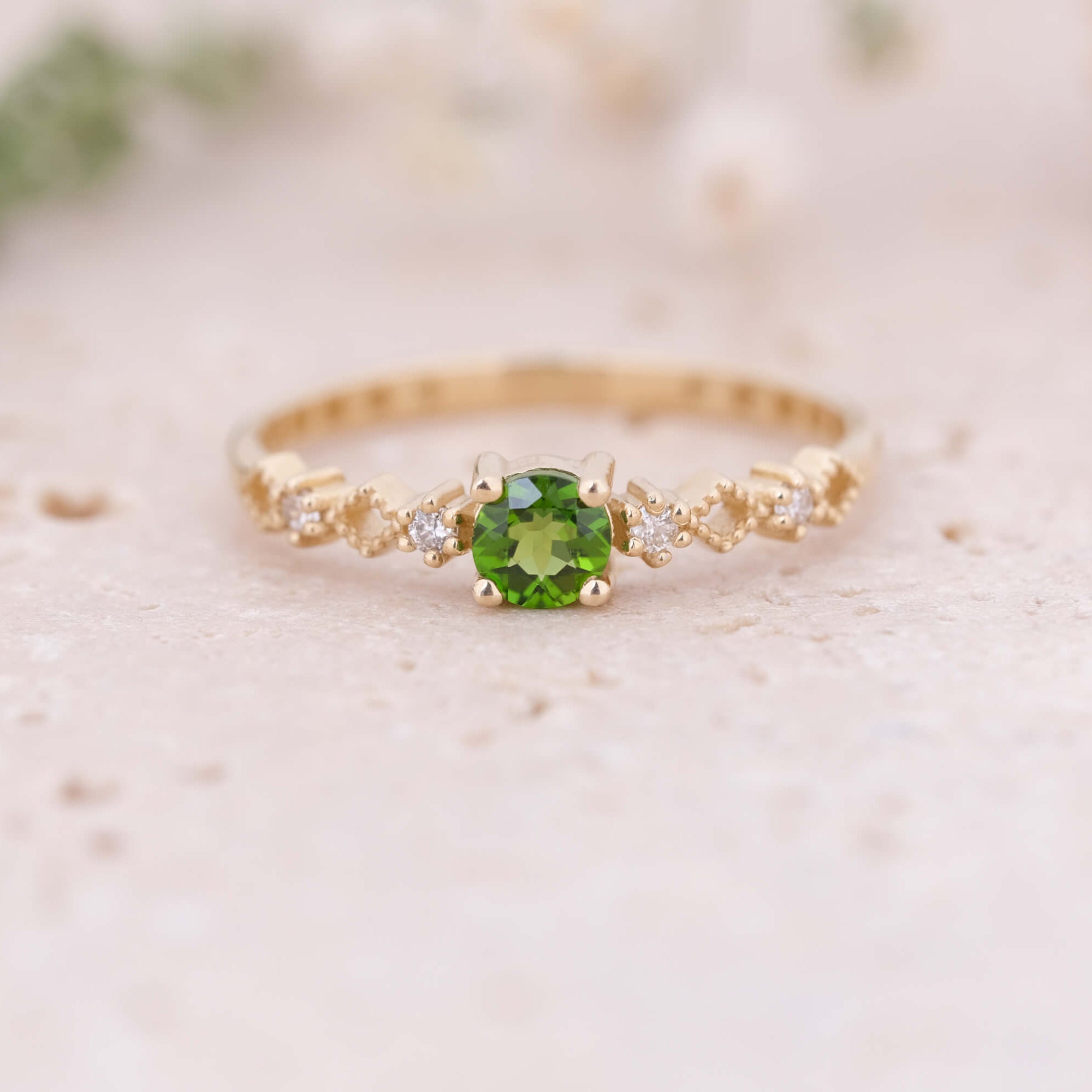 Lira | Oval Kesim Krom Diopsit ve Minimal Pırlantalı Yüzük