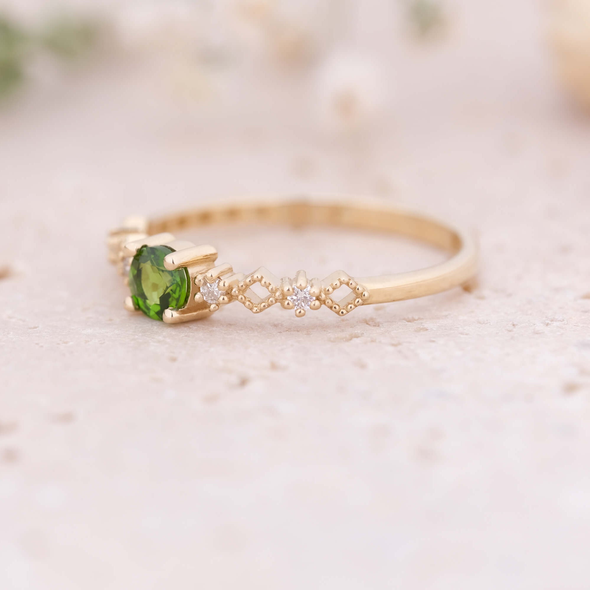 Lira | Oval Kesim Krom Diopsit ve Minimal Pırlantalı Yüzük