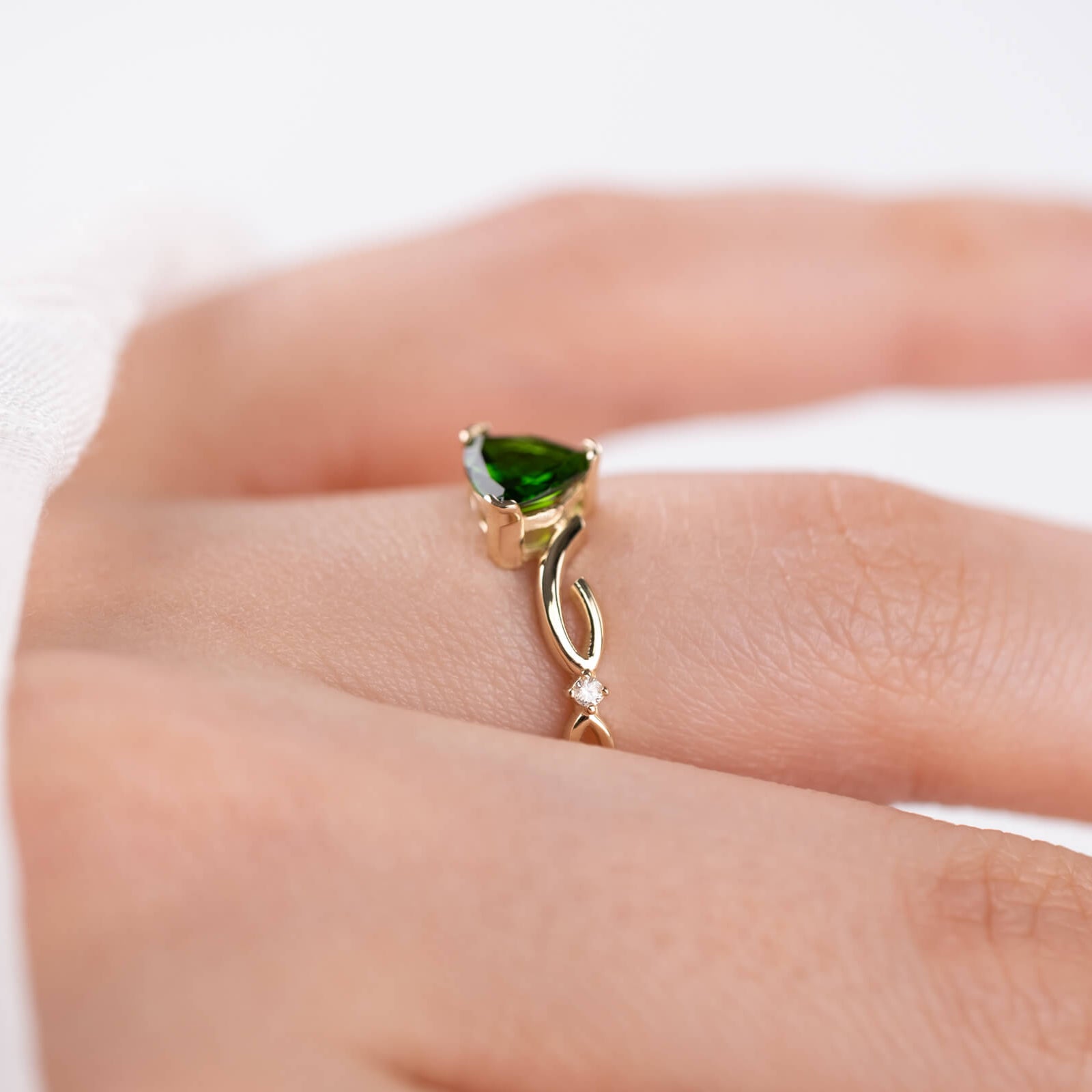 Üçgen Kesim Krom Diopsit ve Pırlantalı Altın Yüzük