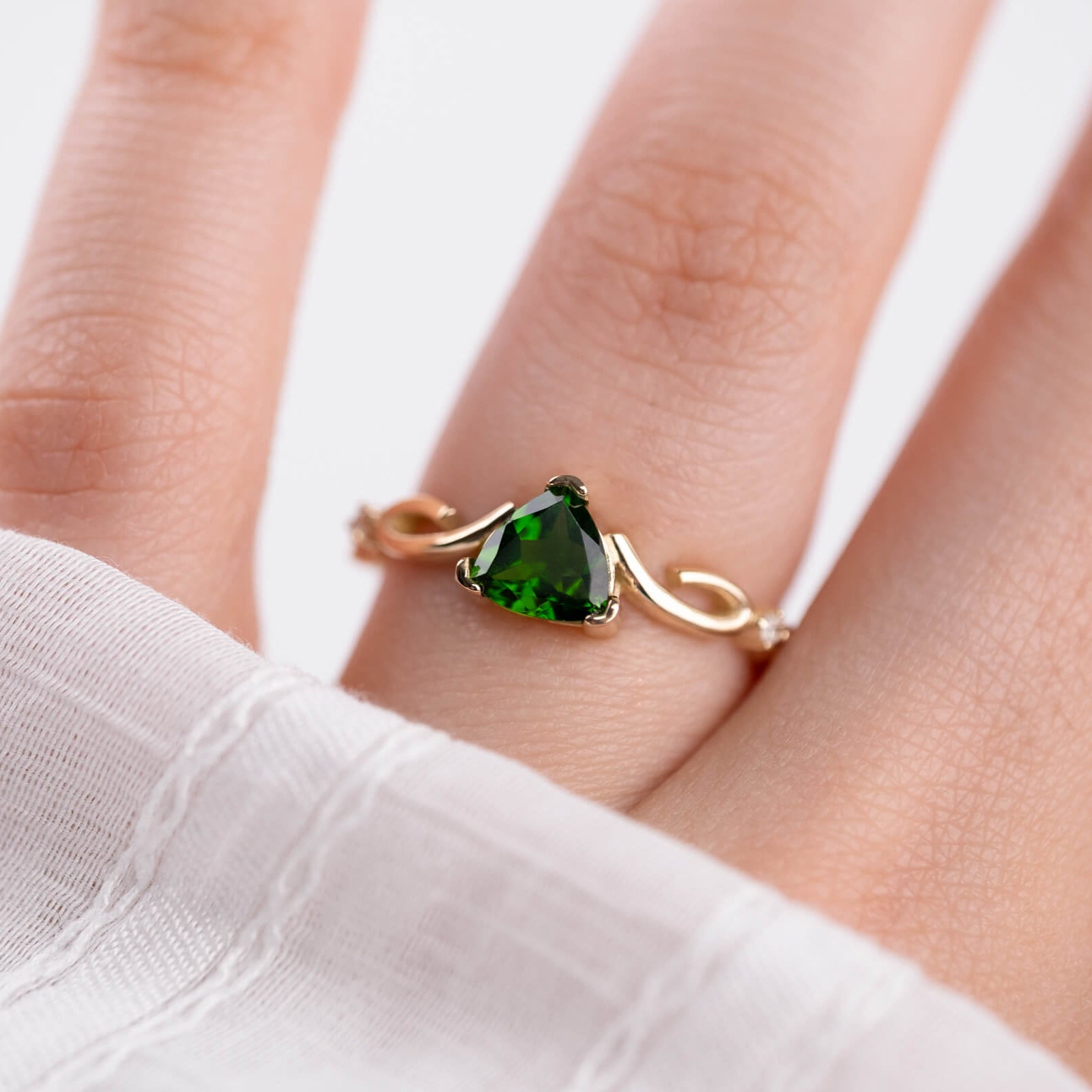 Üçgen Kesim Krom Diopsit ve Pırlantalı Altın Yüzük