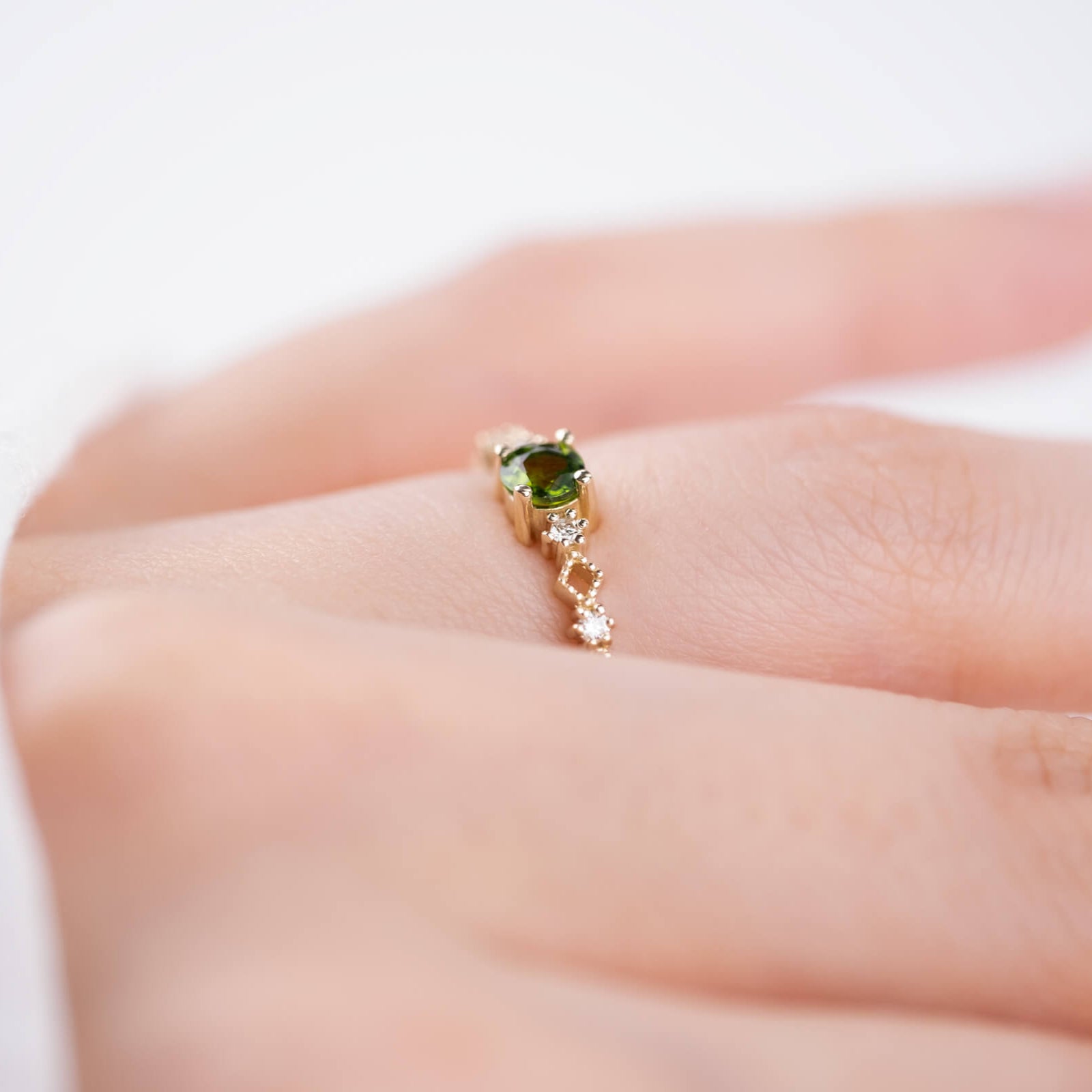 Lira | Oval Kesim Krom Diopsit ve Minimal Pırlantalı Yüzük