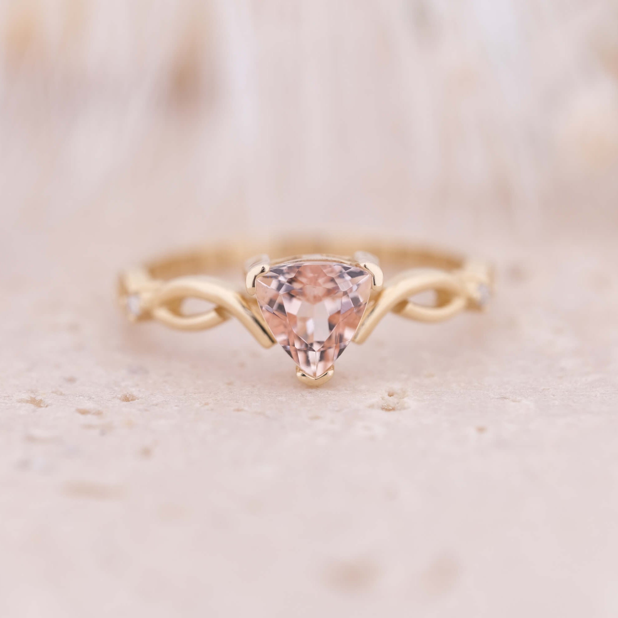 Üçgen Kesim Morganit ve Pırlantalı Yüzük