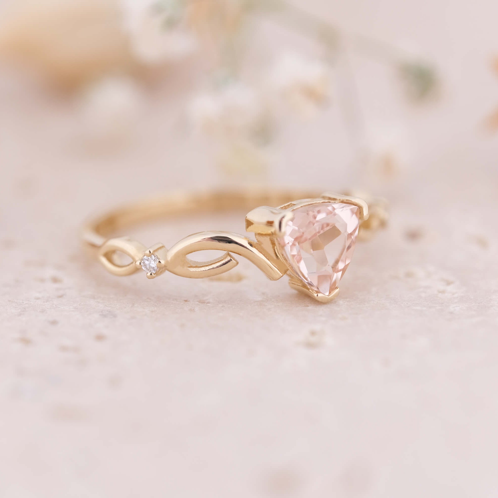 Üçgen Kesim Morganit ve Pırlantalı Yüzük