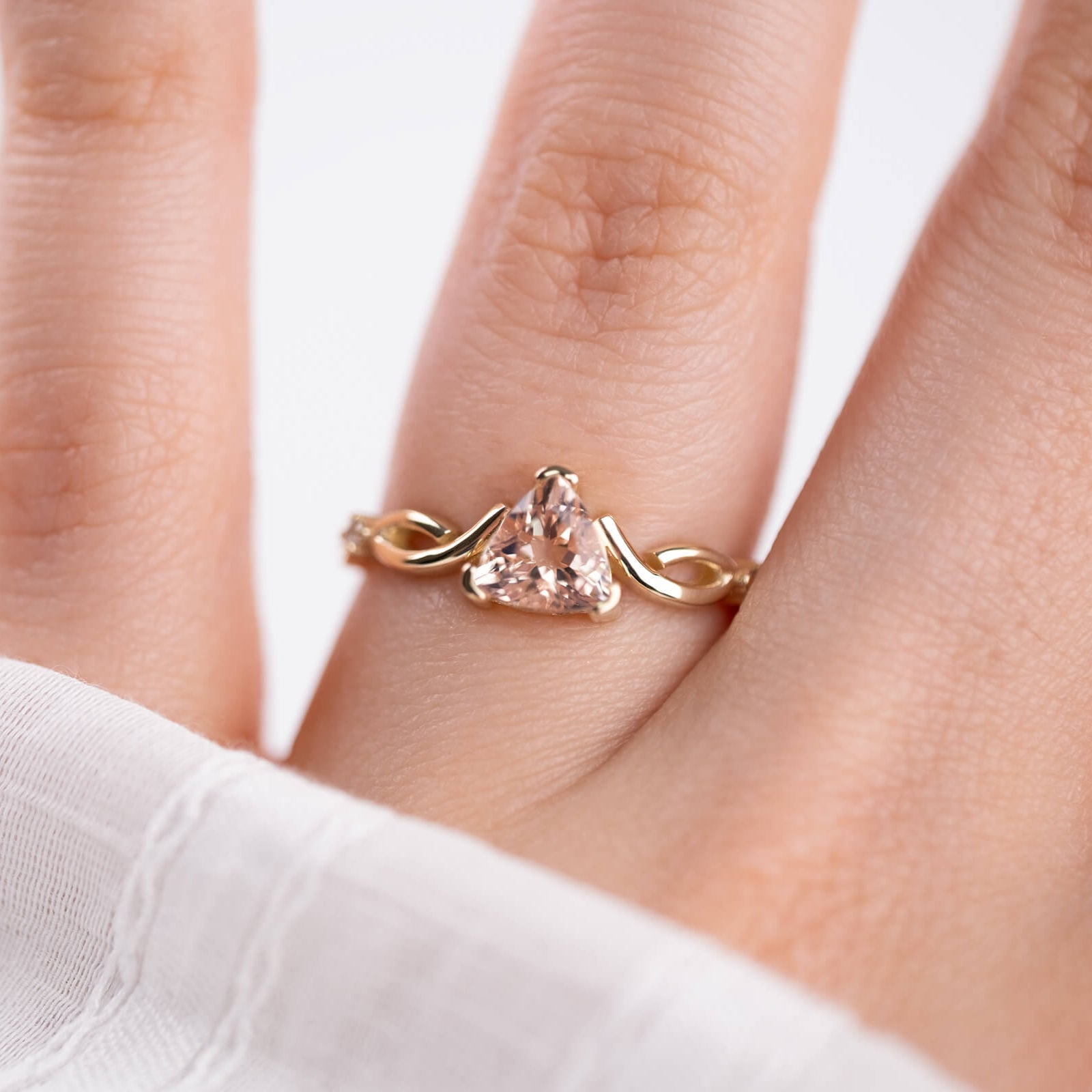 Üçgen Kesim Morganit ve Pırlantalı Yüzük