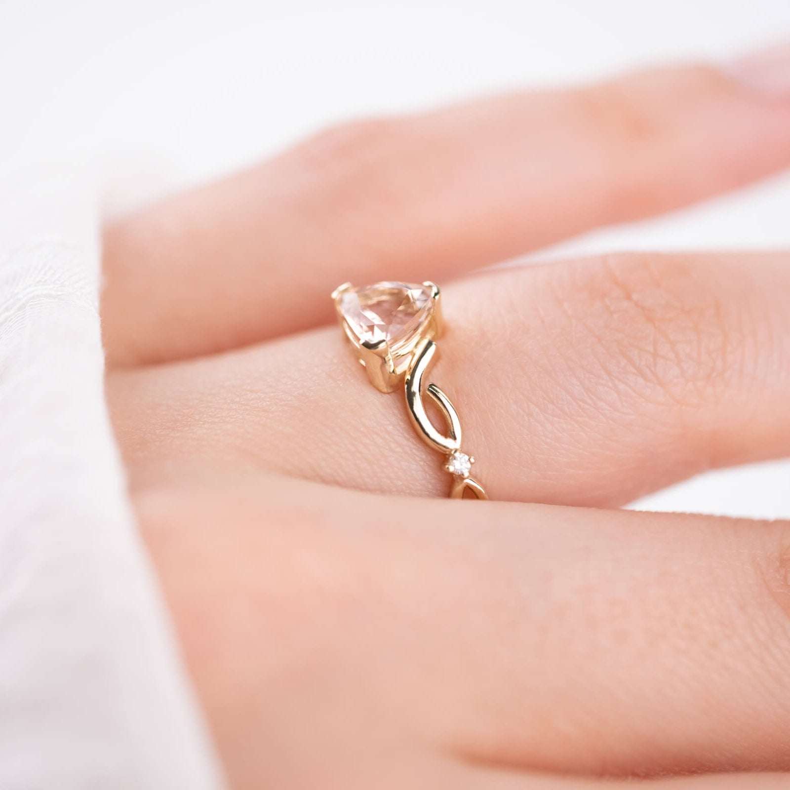 Üçgen Kesim Morganit ve Pırlantalı Yüzük