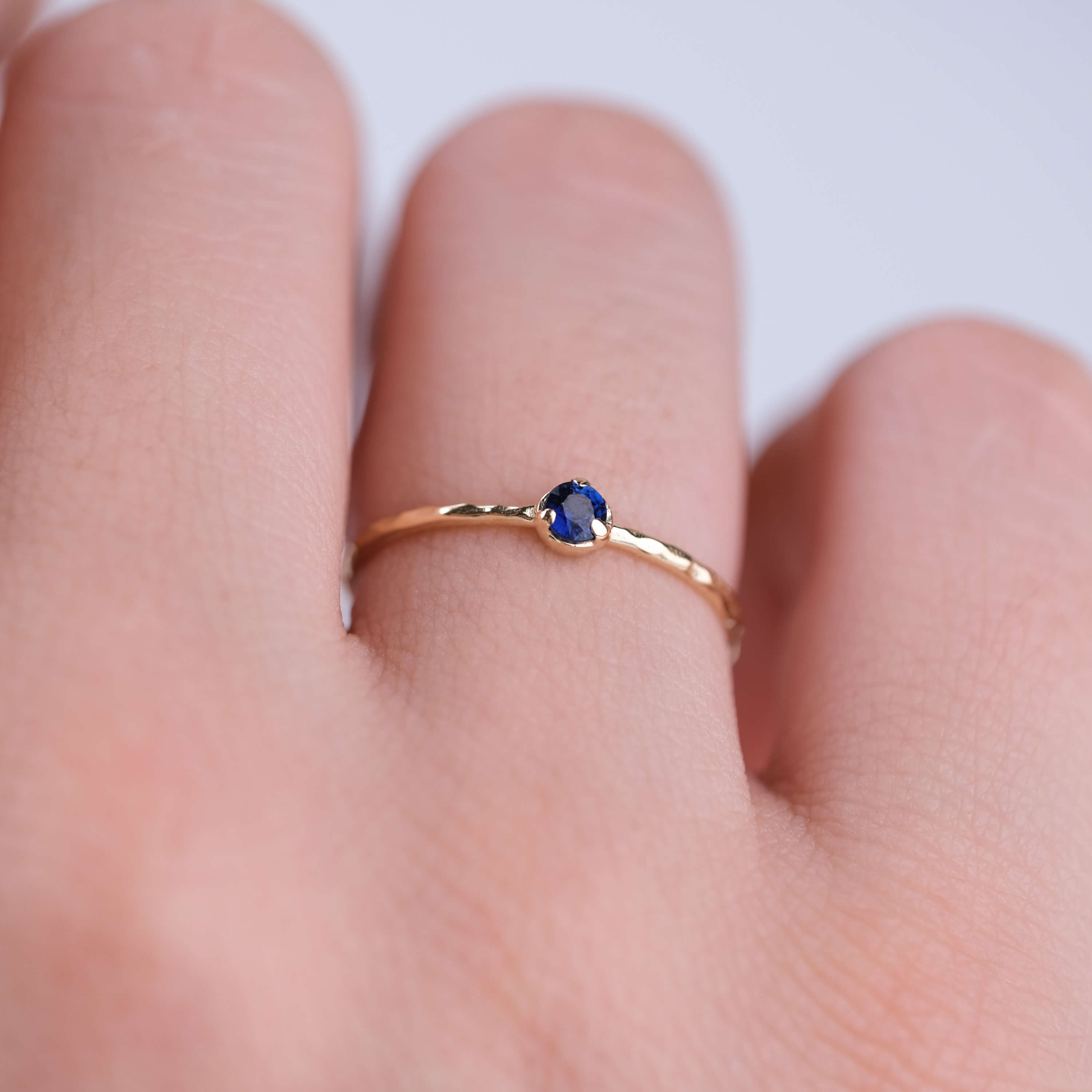 Arin | Minimal Safir Taşlı Dokulu Yüzük